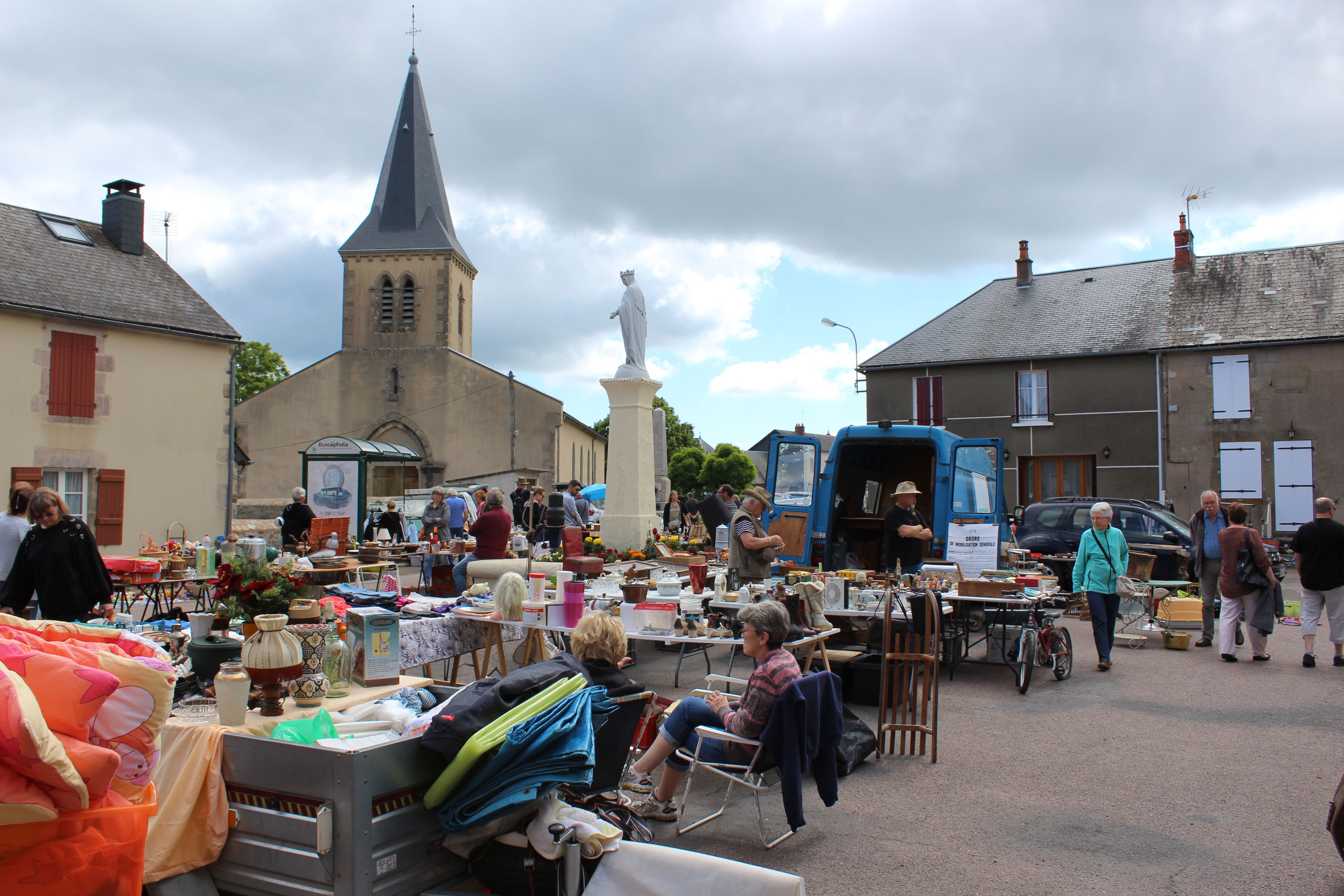 exposants sur la place du bourg