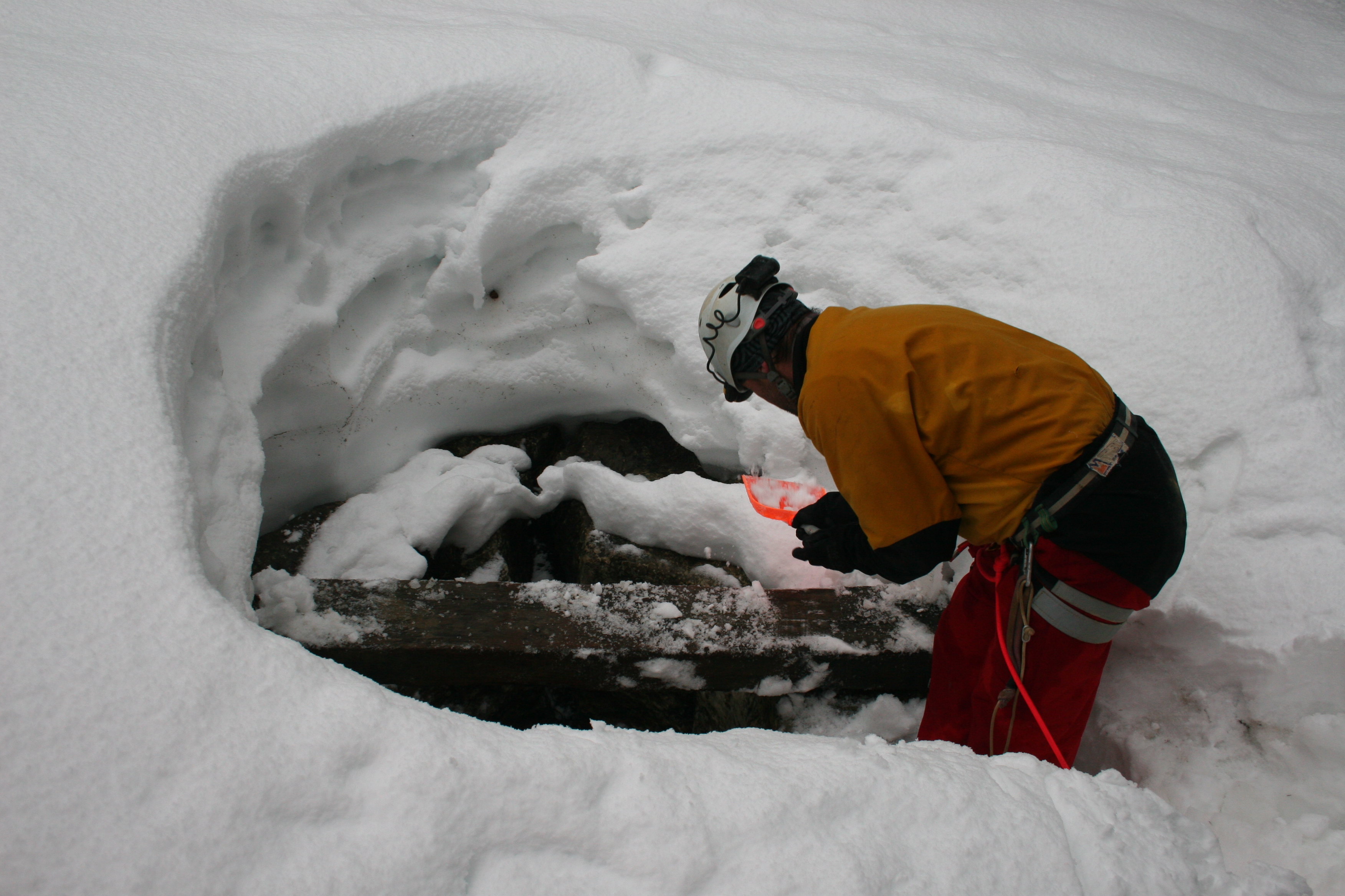 recherche entrée grotte dans la neige