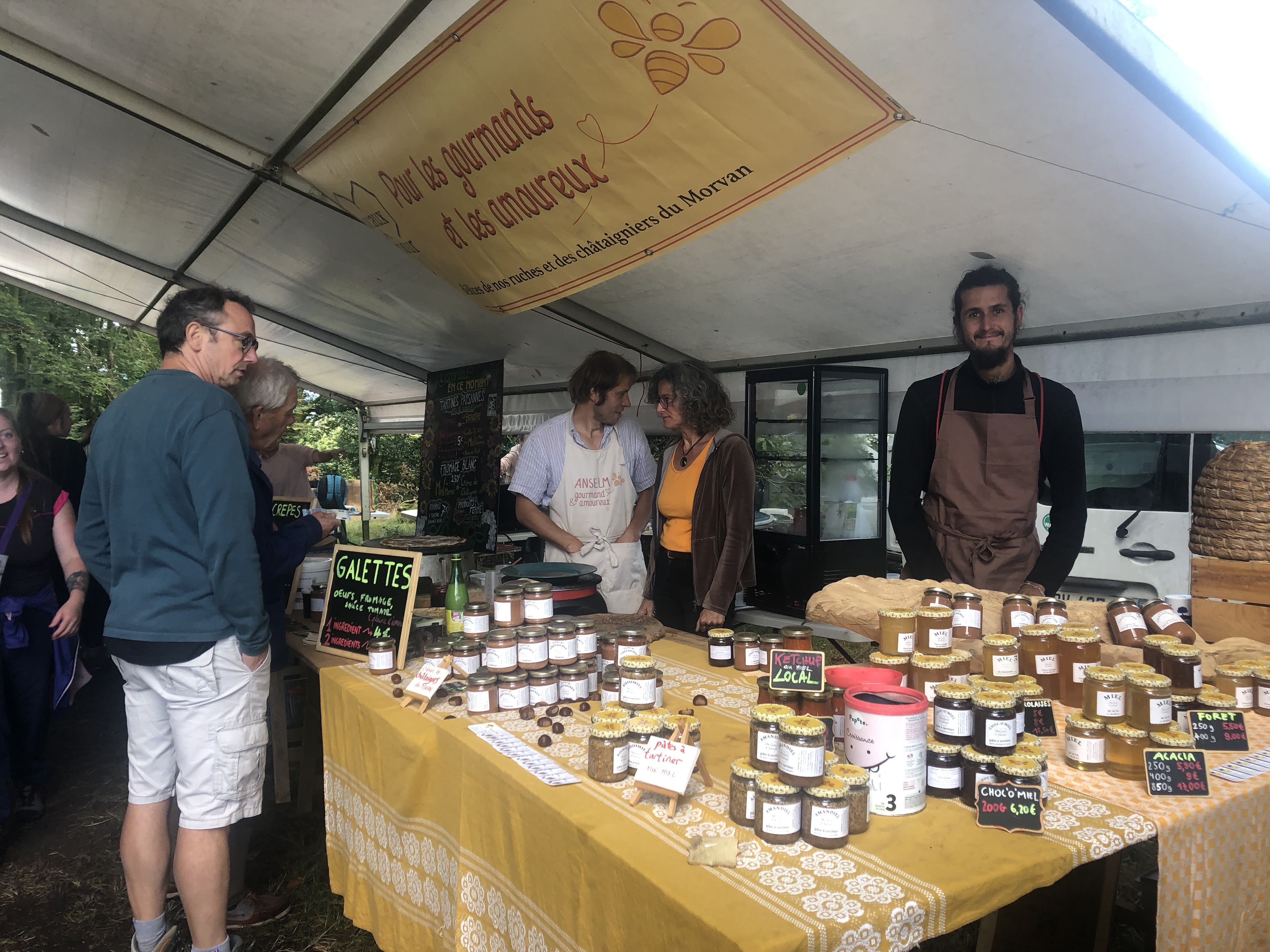 Un marché tout dans la simplicité et la bonne humeur