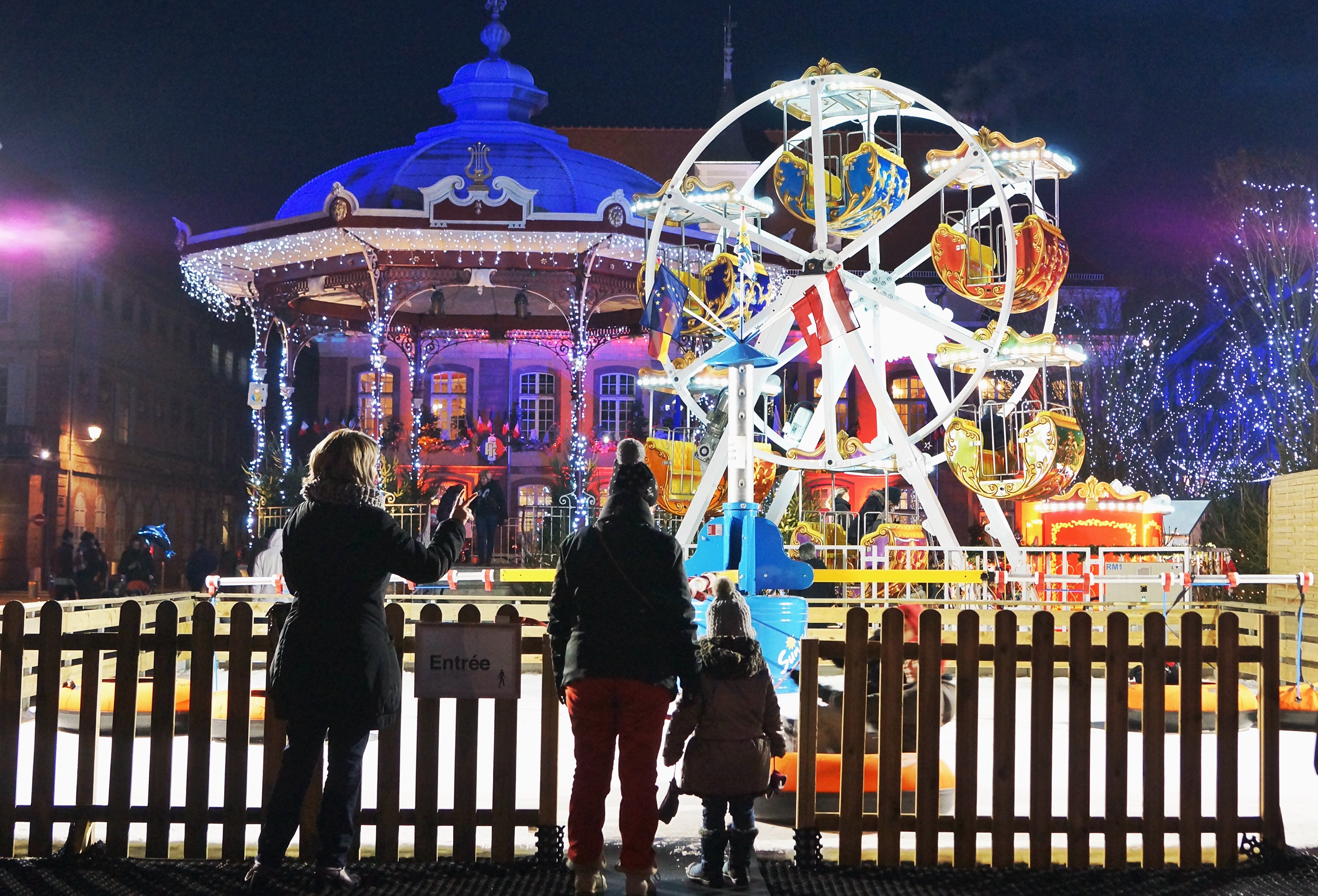 Kiosque et manège illuminés