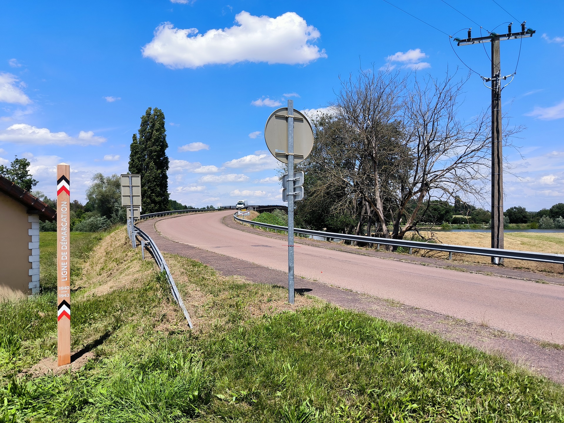 Ligne de démarcation - ancien poste de contrôle allemand - Poteau