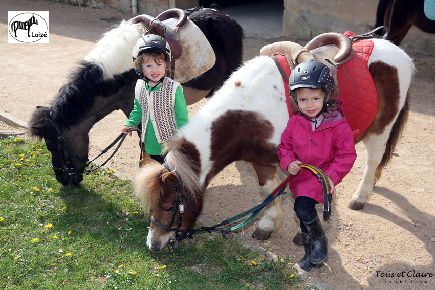 Enfants avec poneys