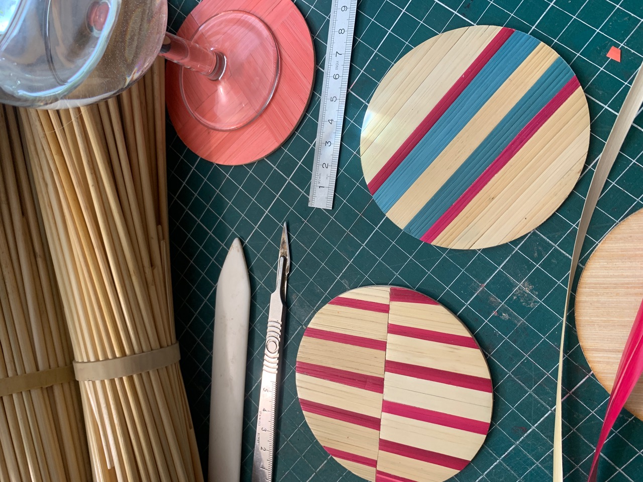 Atelier - Marqueterie de paille, par Alix de Rouge Gazon