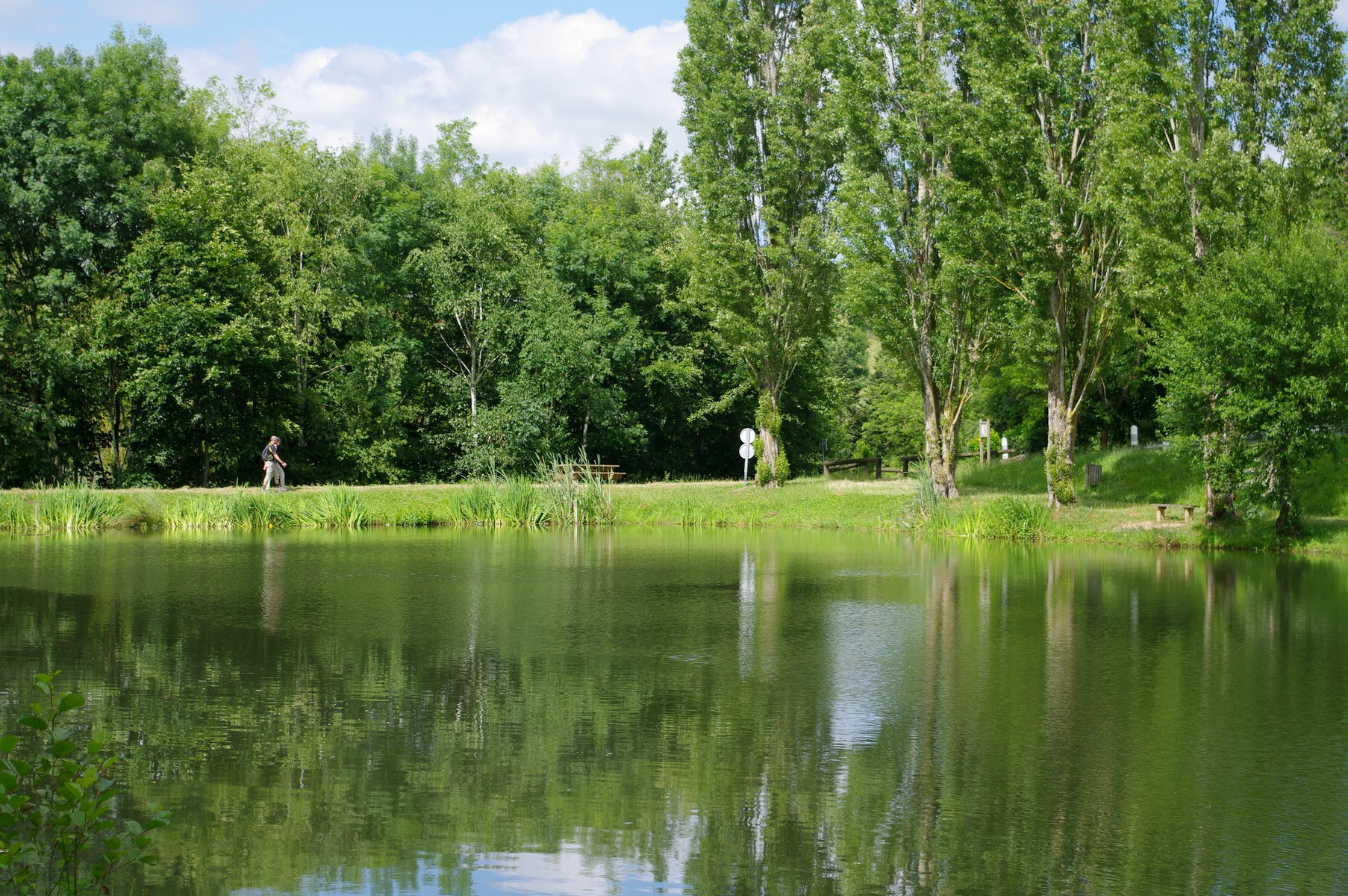 Autour du plan d'eau