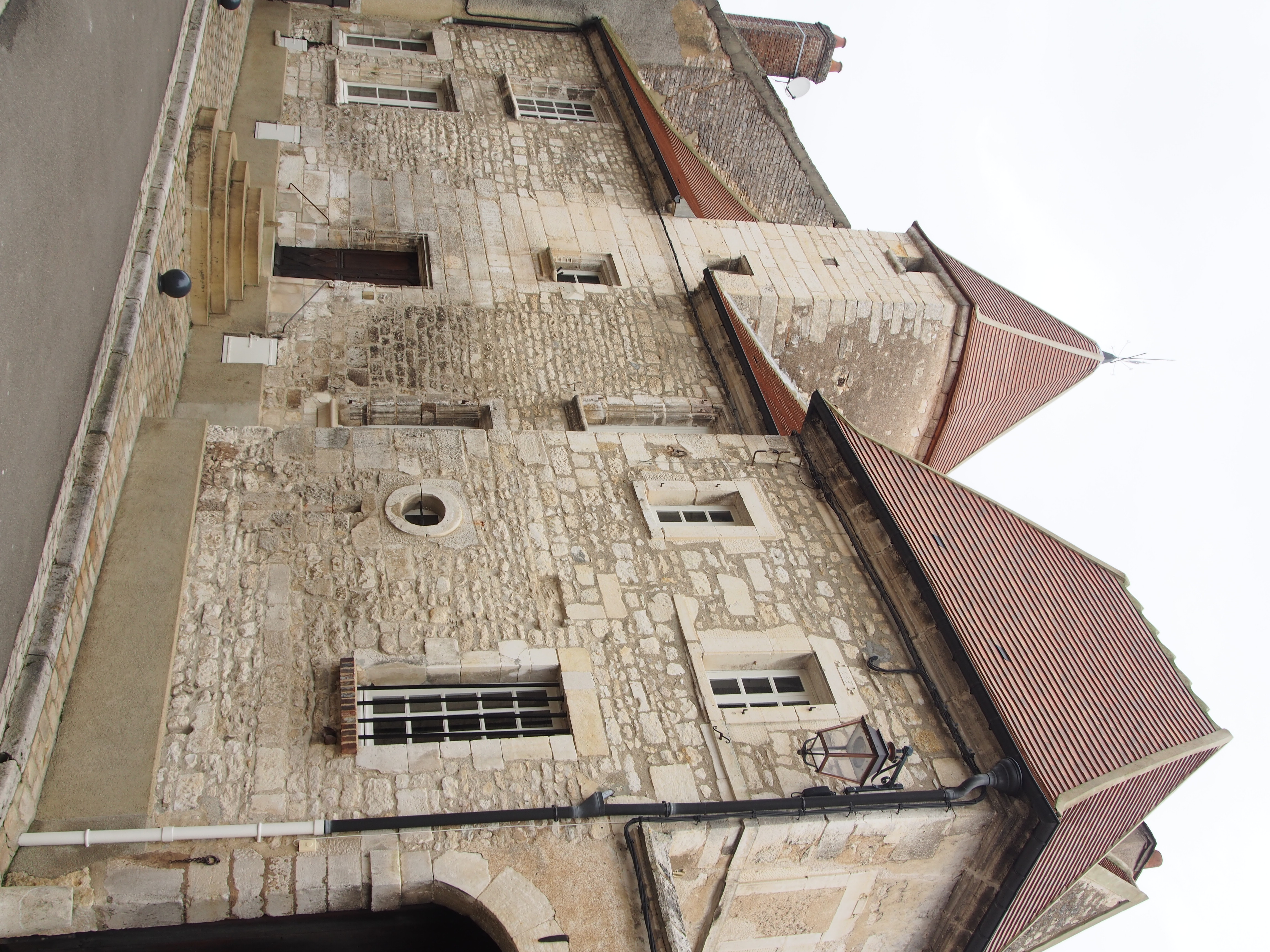 L'Obédiencerie à Chablis, batiment historique du Domaine Laroche