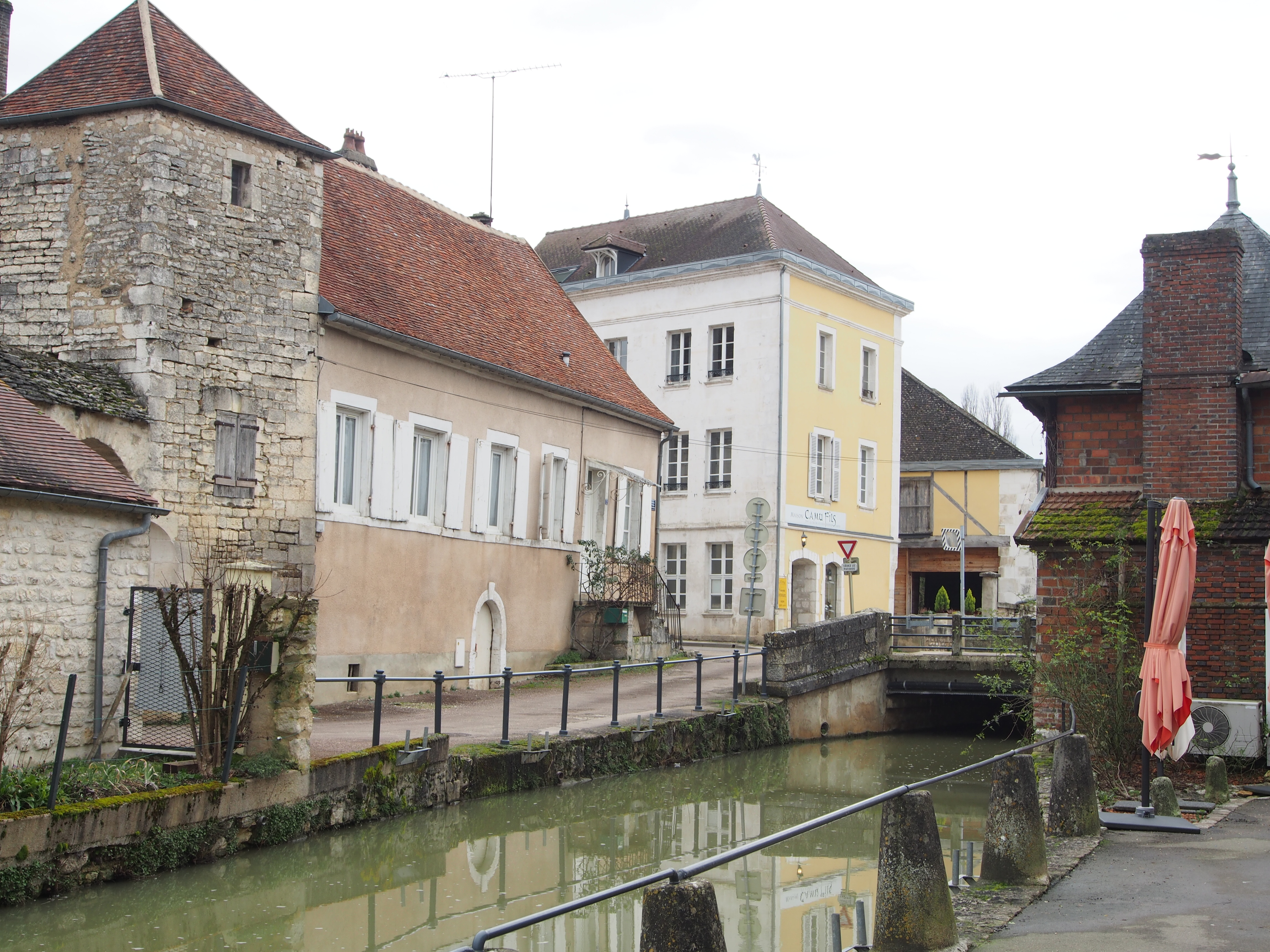 Le bief du Serein à Chablis et la tour de la poterne, vestiges des murailles
