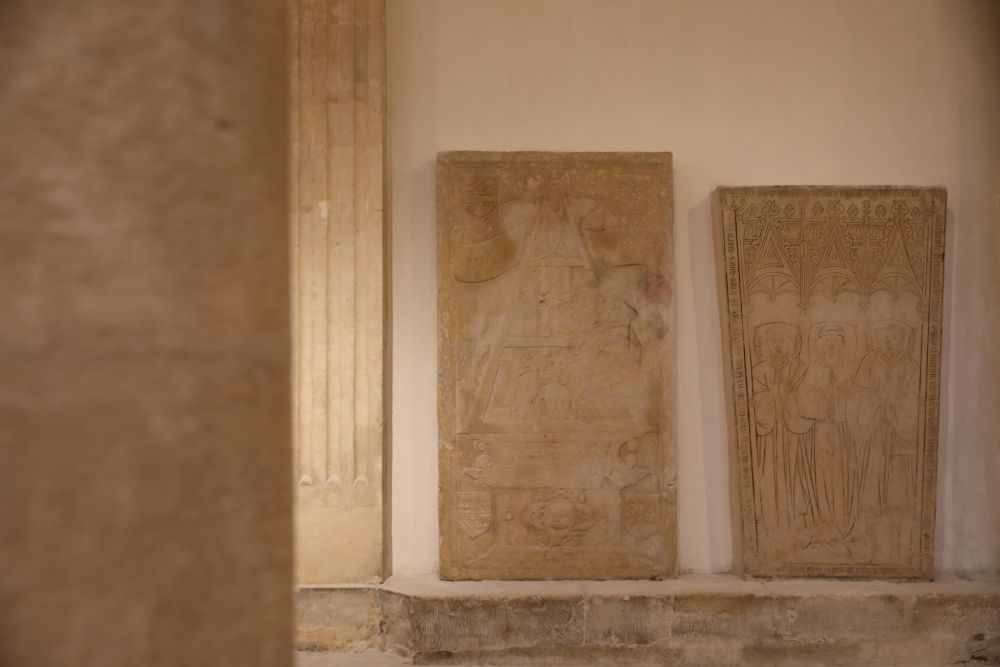 Pierres tombales et art funéraire au sein du groupe cathédral