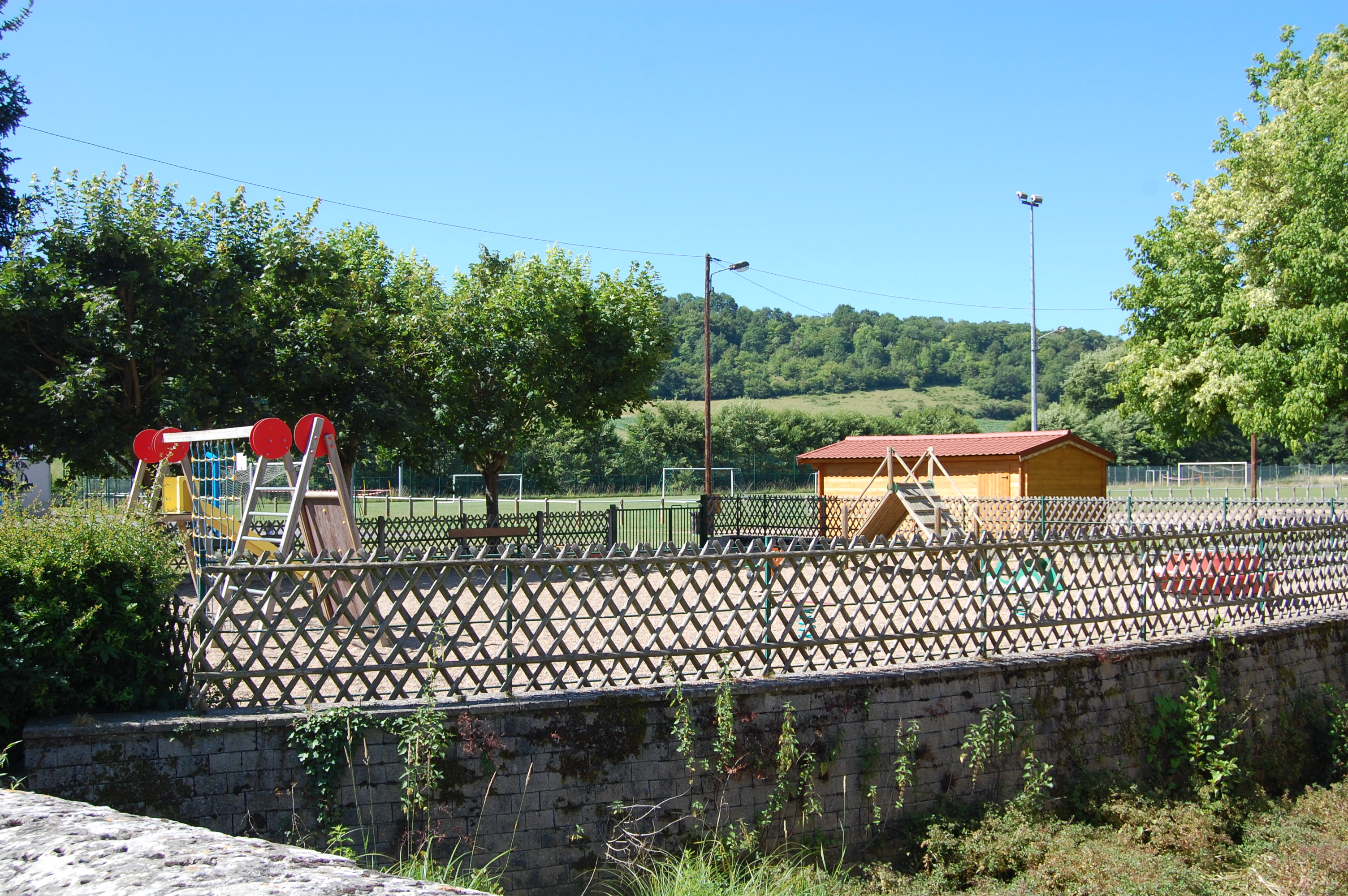 Terrains de sports et aire de jeux