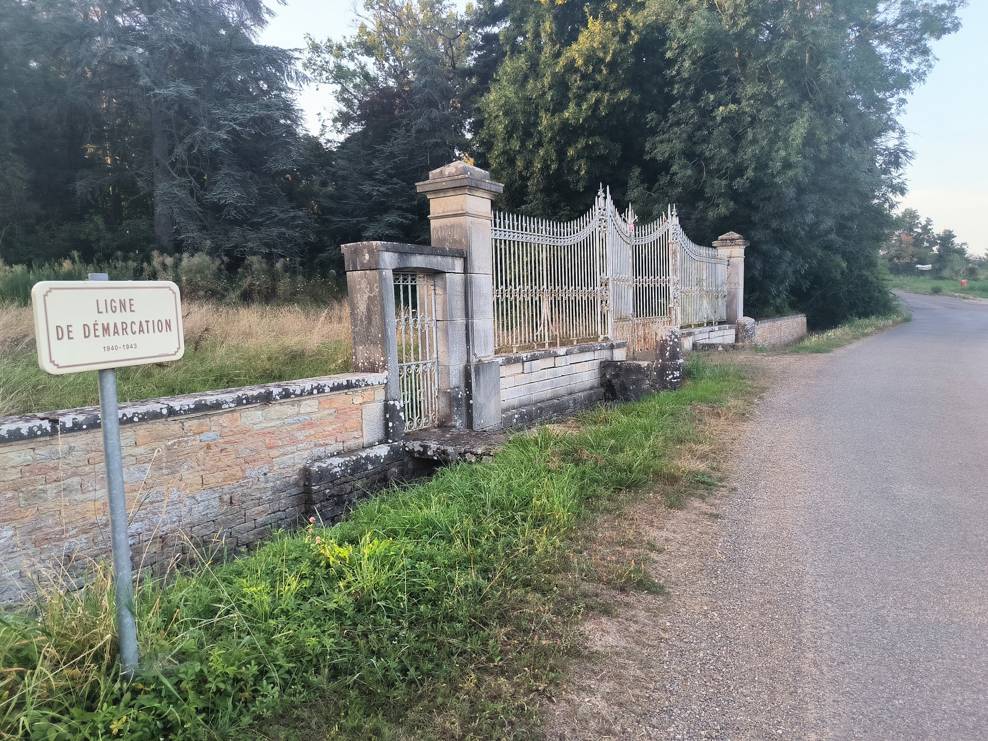 Ligne de démarcation - ancien poste de contrôle allemand - plaque — Villes & Villages à Saône-et-Loire