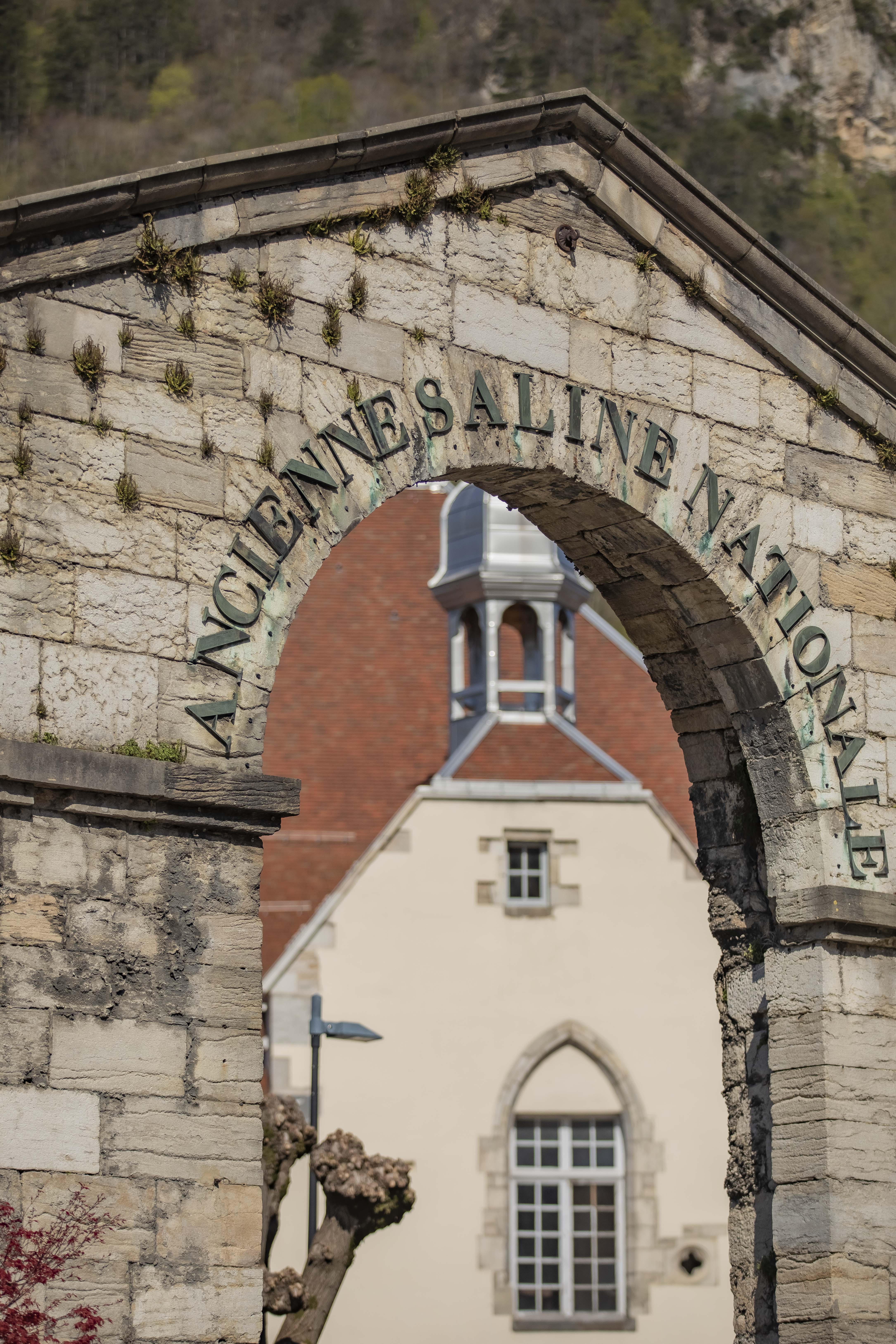 La porte d'entrée et la maison du Pardessus