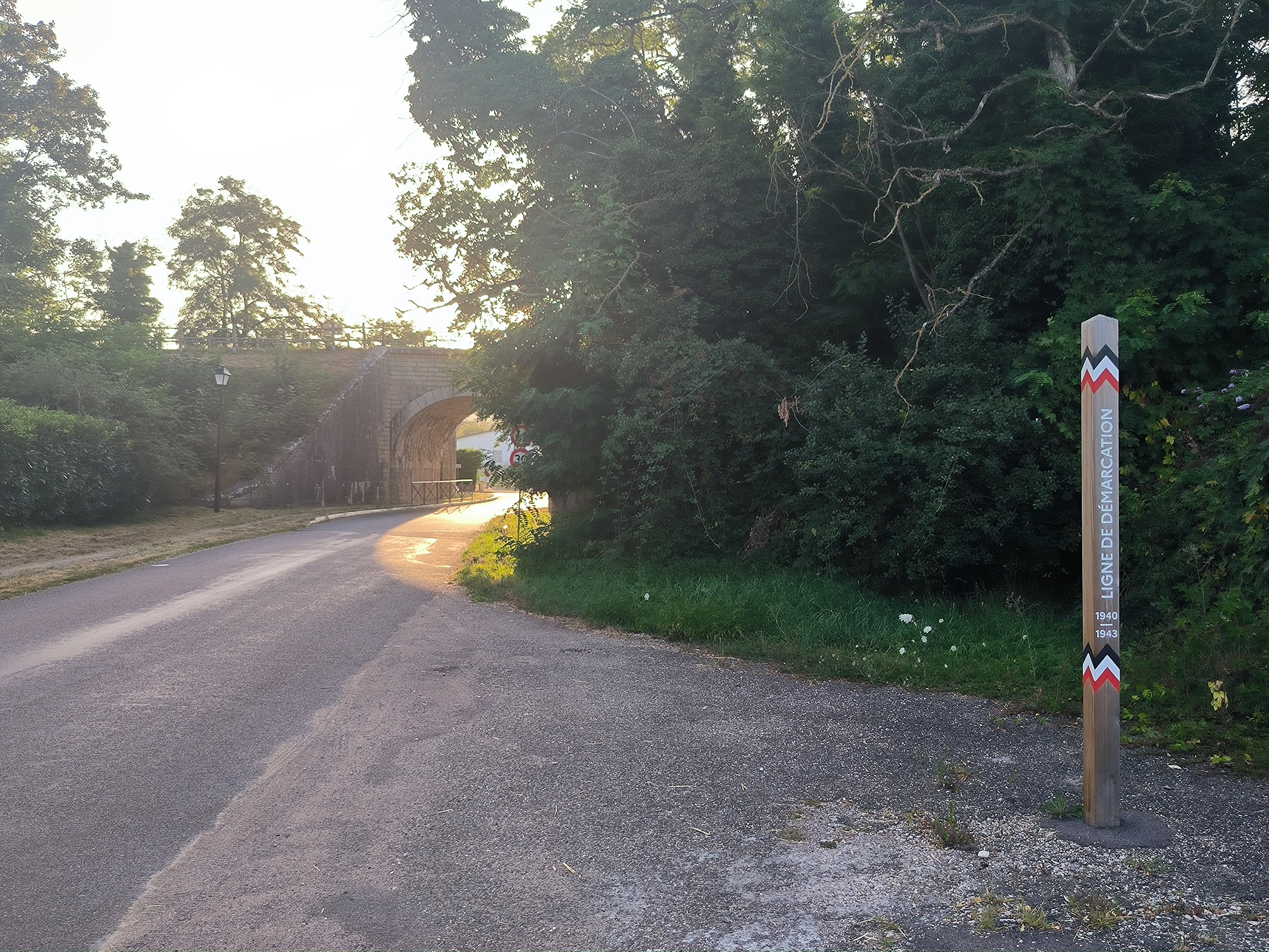 Ligne de démarcation - ancien poste de contrôle allemand - Poteau — Villes & Villages à Saône-et-Loire