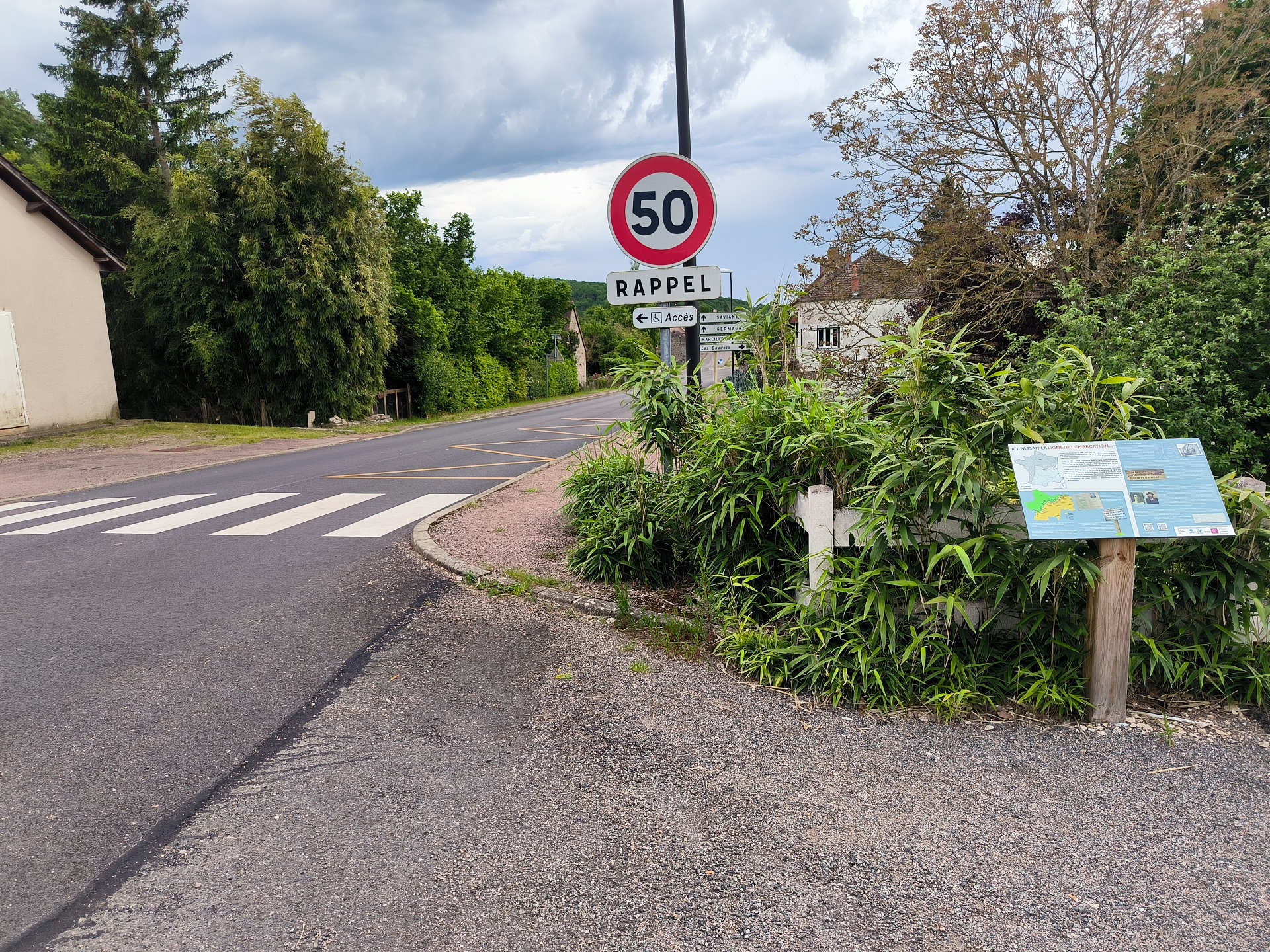 Ligne de démarcation - ancien poste de contrôle allemand - Pupitre