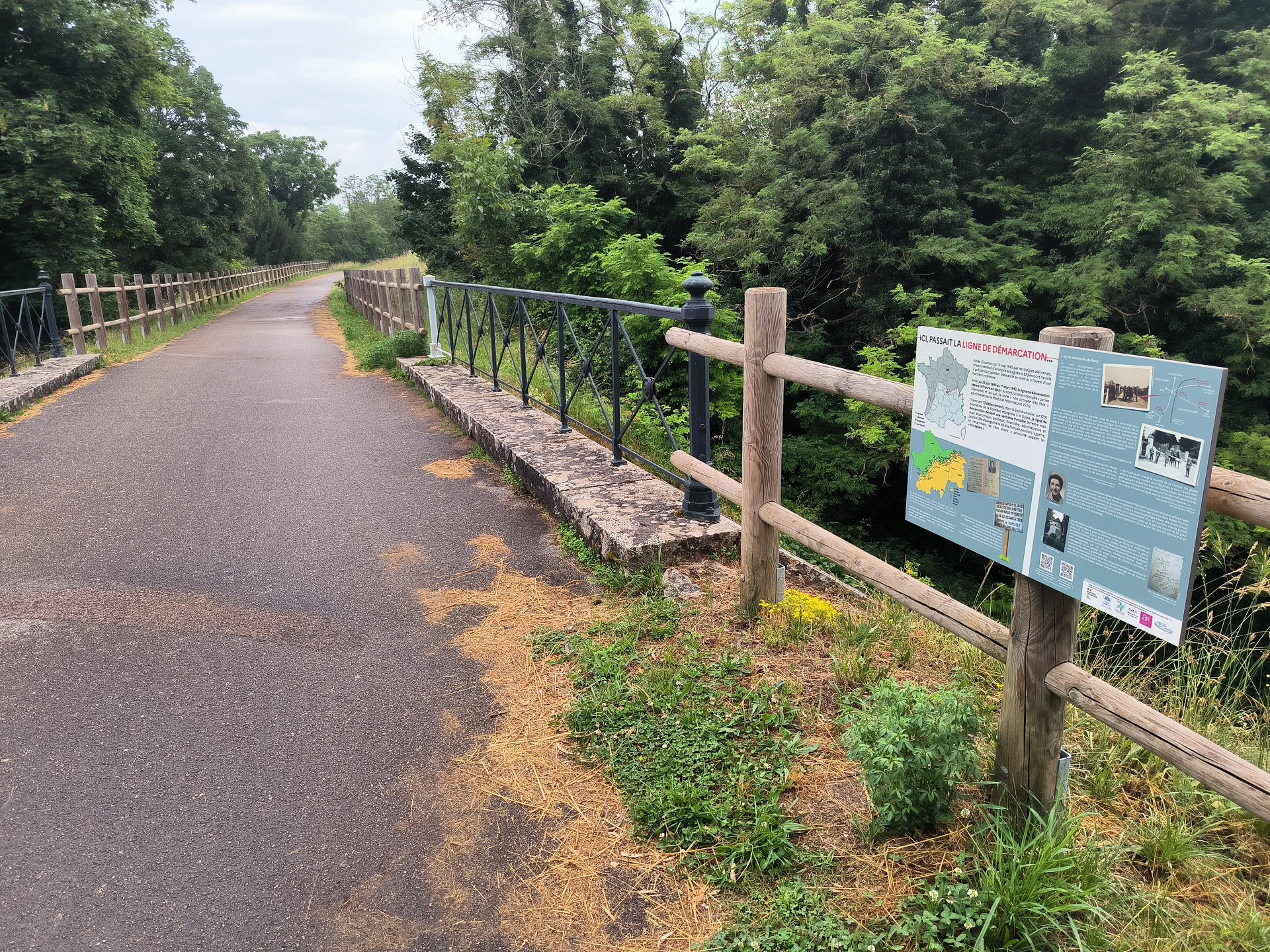 Ligne de démarcation - ancien poste de contrôle allemand - pupitre — Villes & Villages à Saône-et-Loire