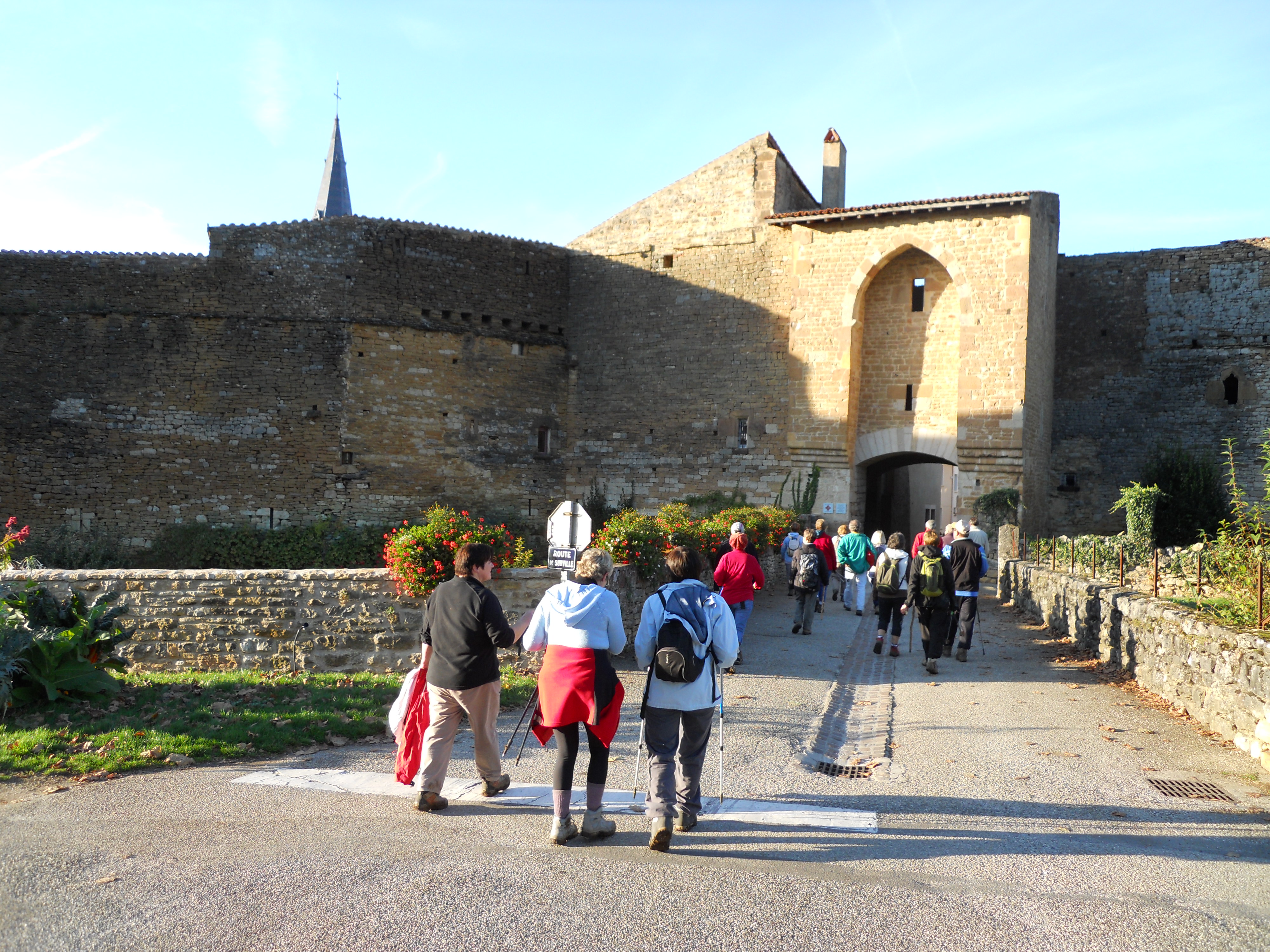 Le retour par la porte du Verger et les ruelles de Cuiseaux