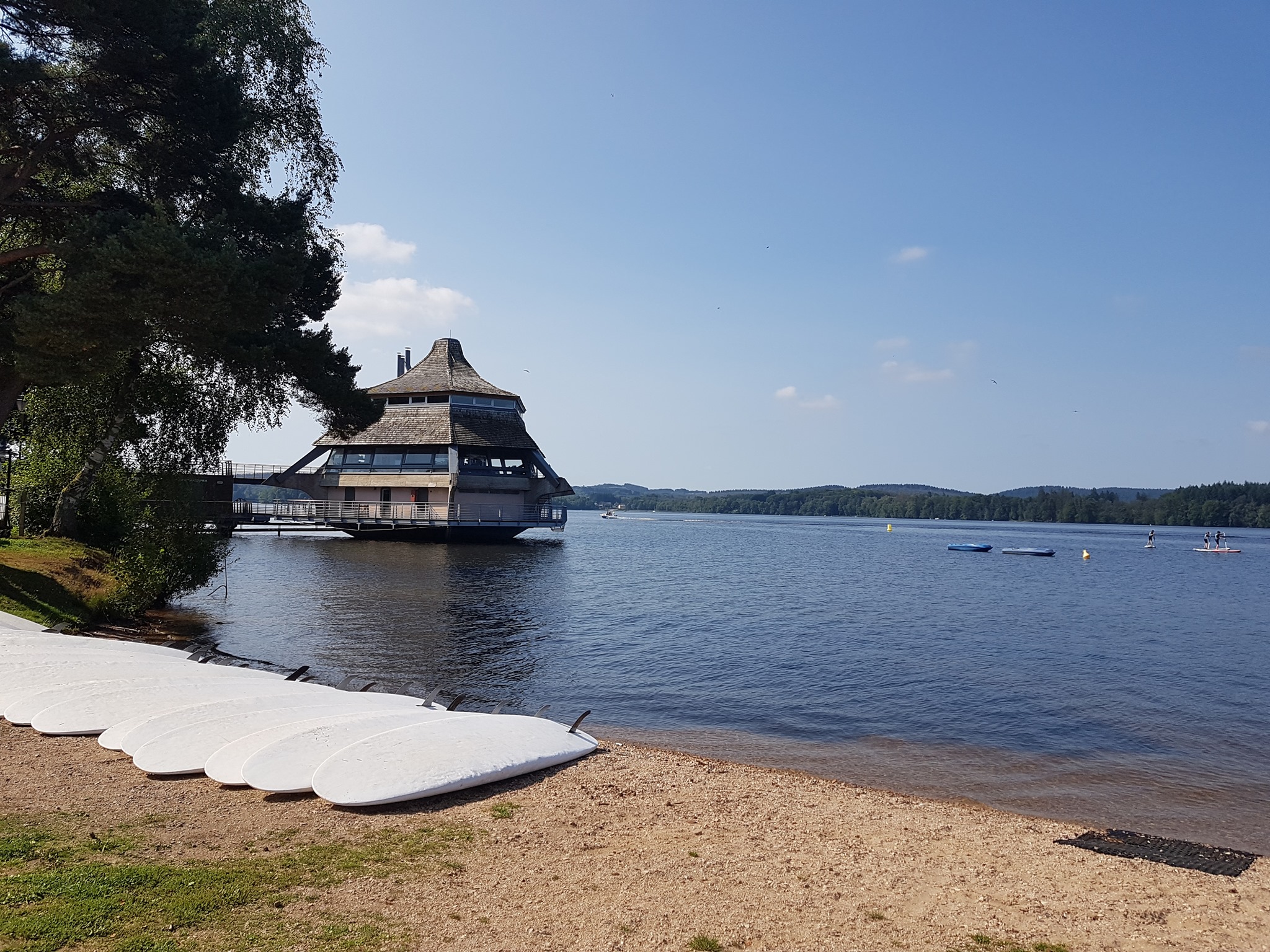 Pagode et plage lac des Settons