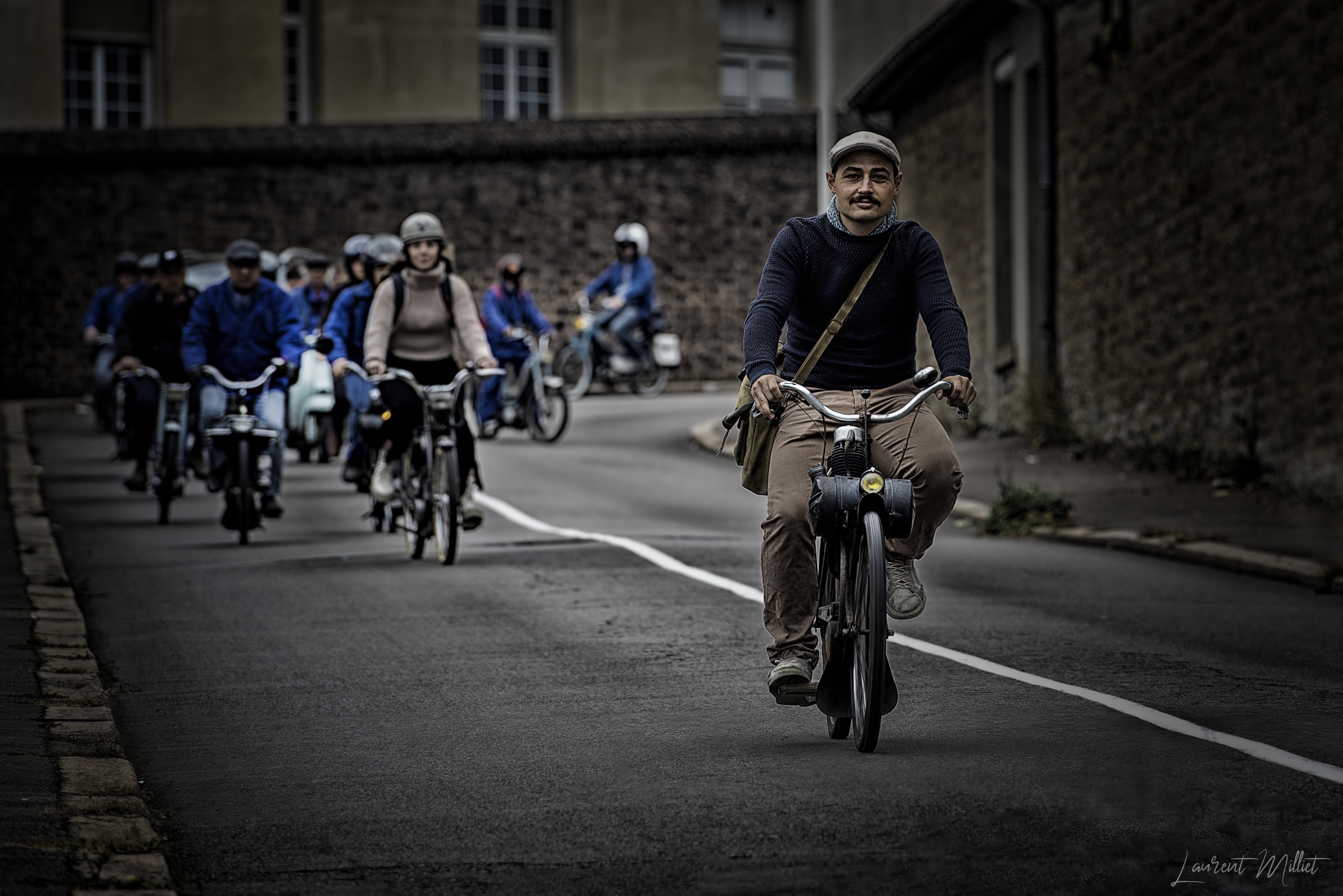Descente de la rue de l'étang de la forge par les ouvriers
