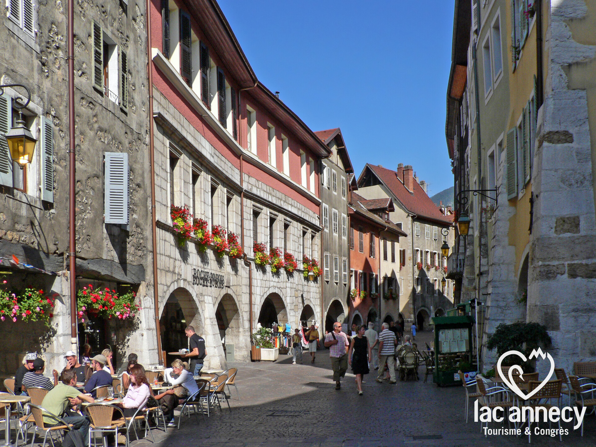 Terrasses_dans_la_rue_Sainte-Claire-G._Bourmault-3179-1920px