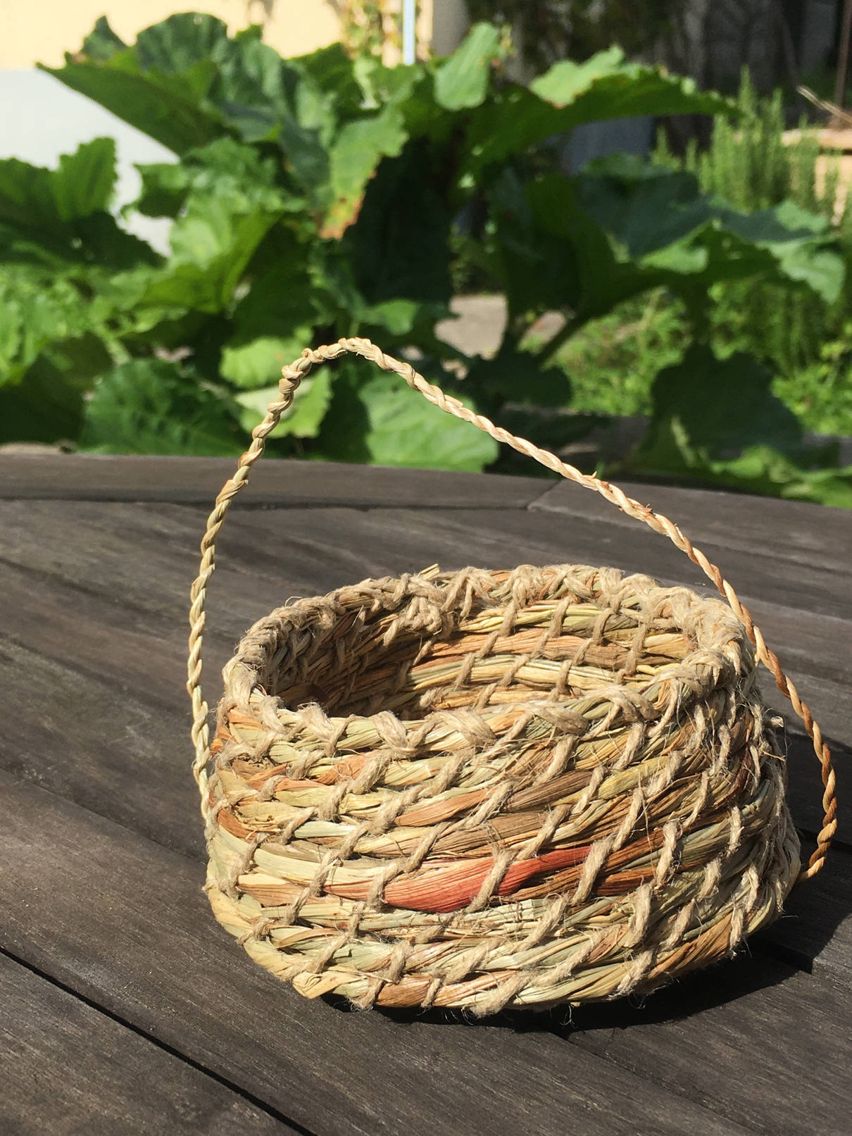 Vannerie spiralée cousue