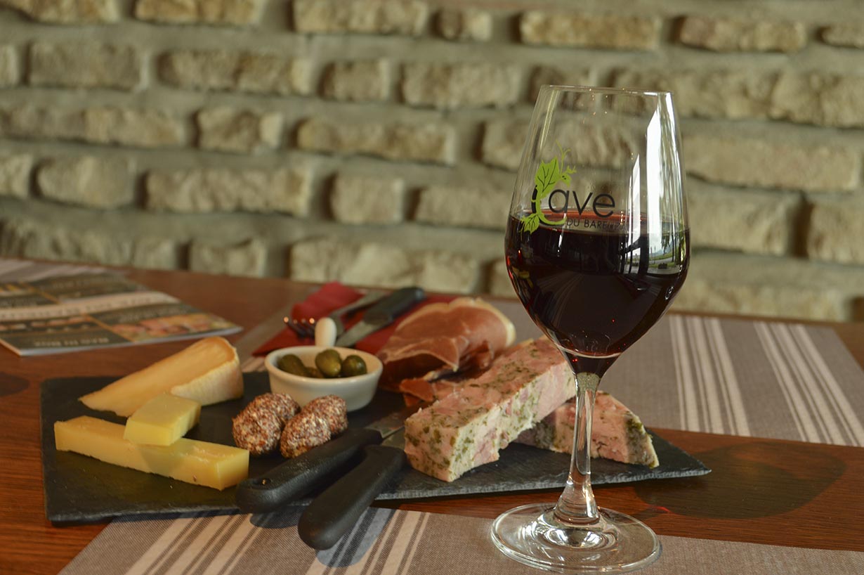 Verre rouge et planche dégustation