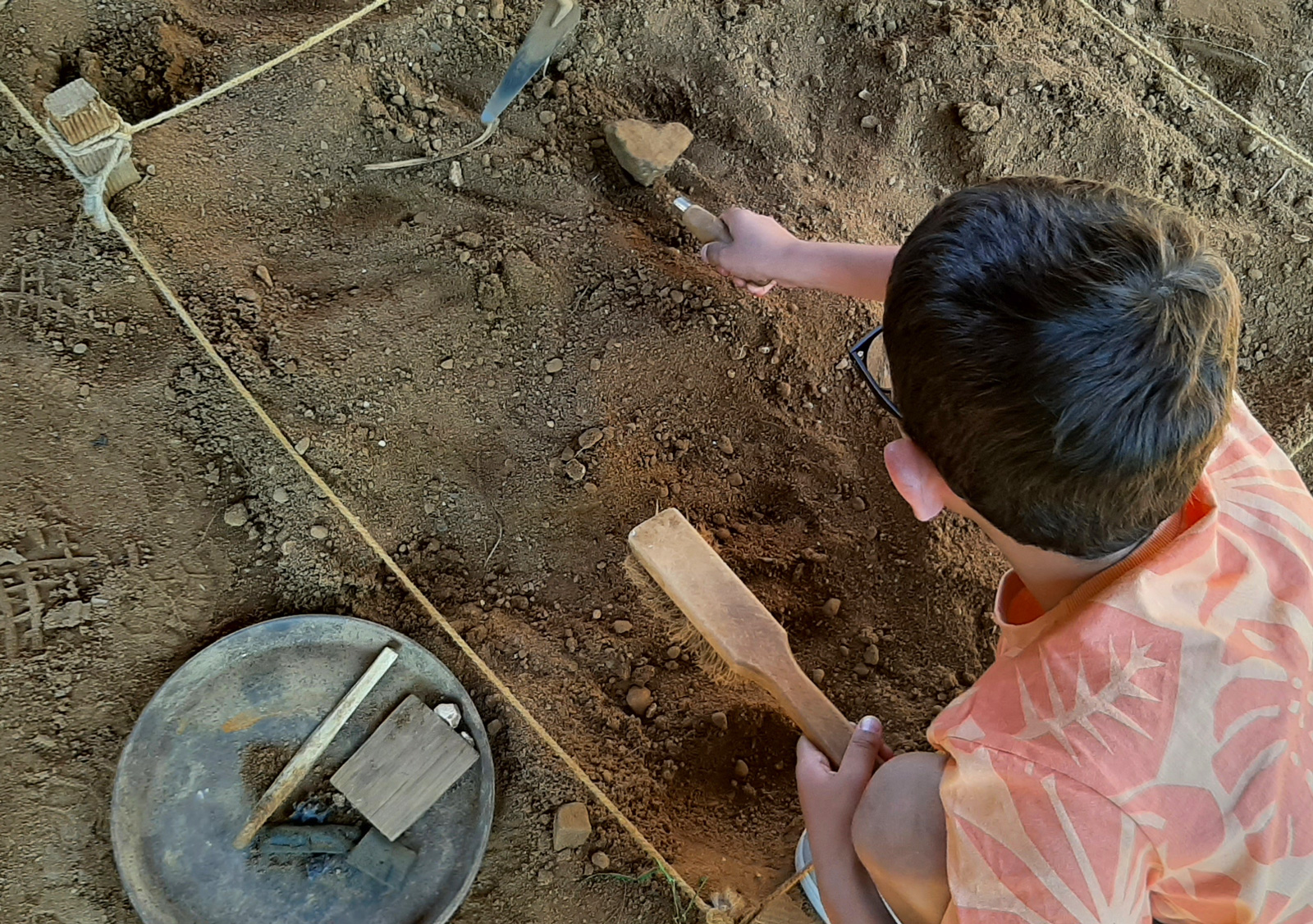 Munis d'outils, les enfants découvrent de précieux indices