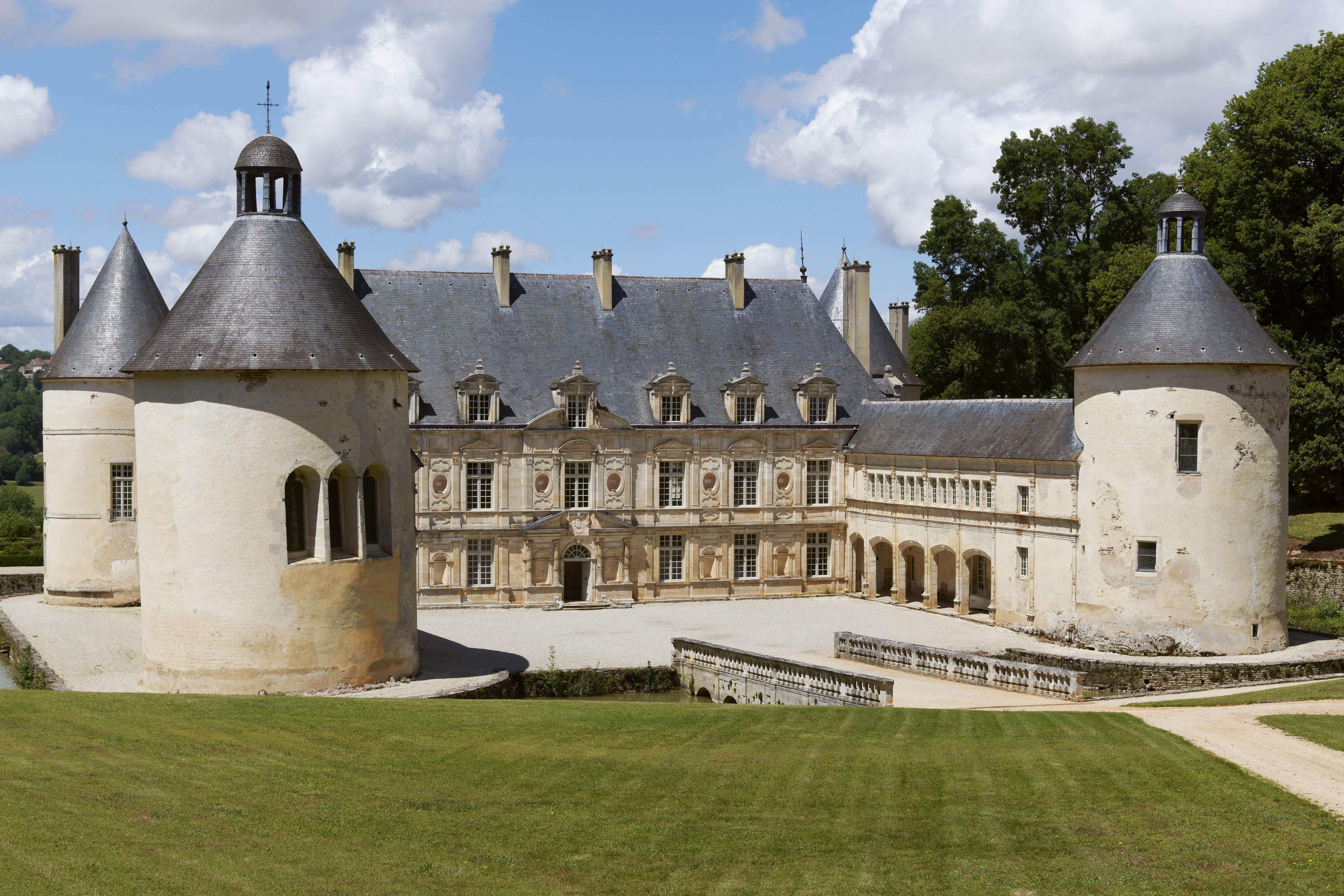Château de Bussy-Rabutin, vue d'ensemble depuis le sud