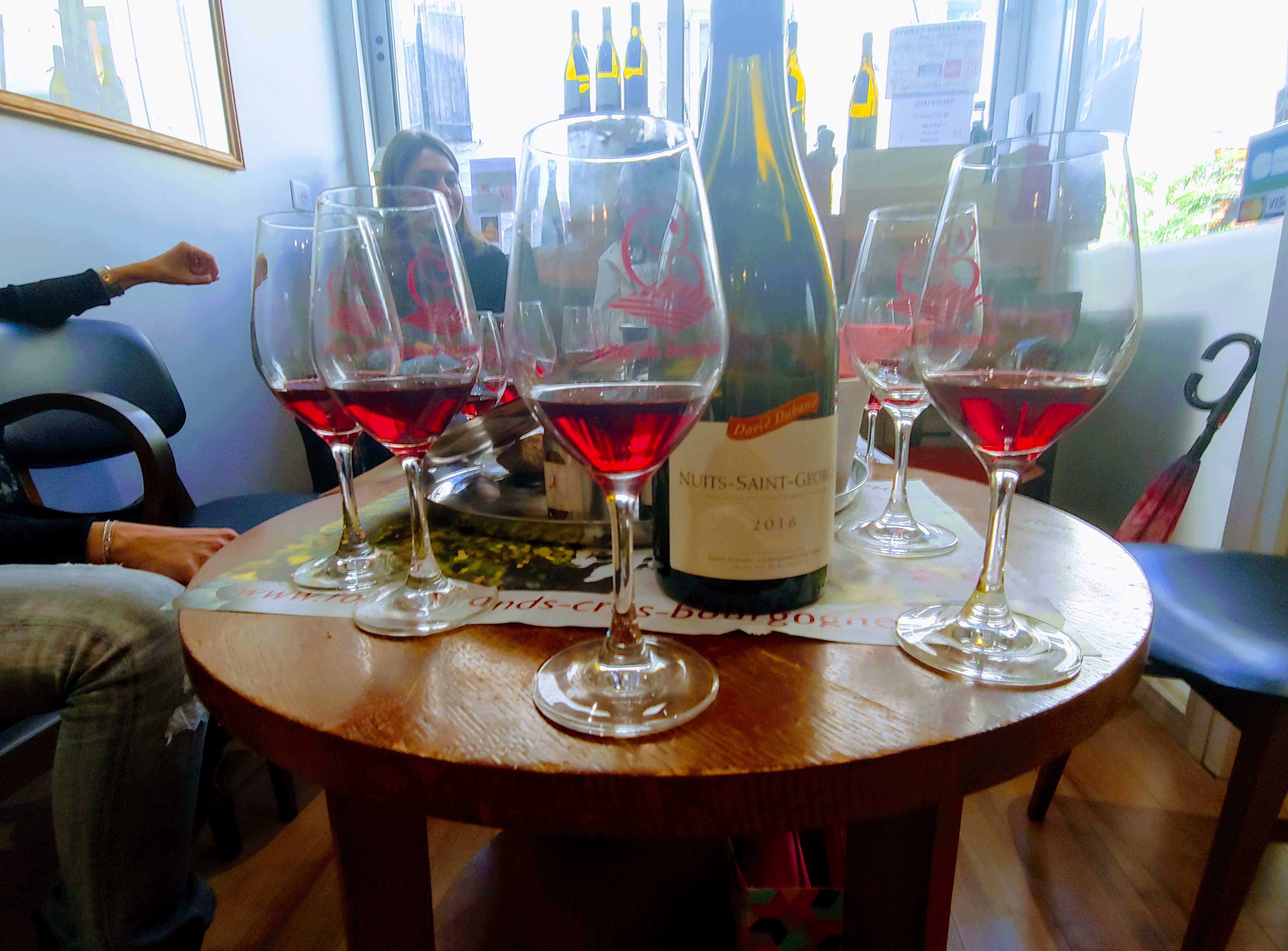 dégustation dans le salonvin Côte de Nuits