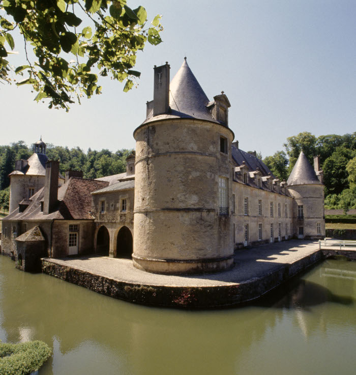 Château de Bussy-Rabutin, vue d'ensemble depuis le nord