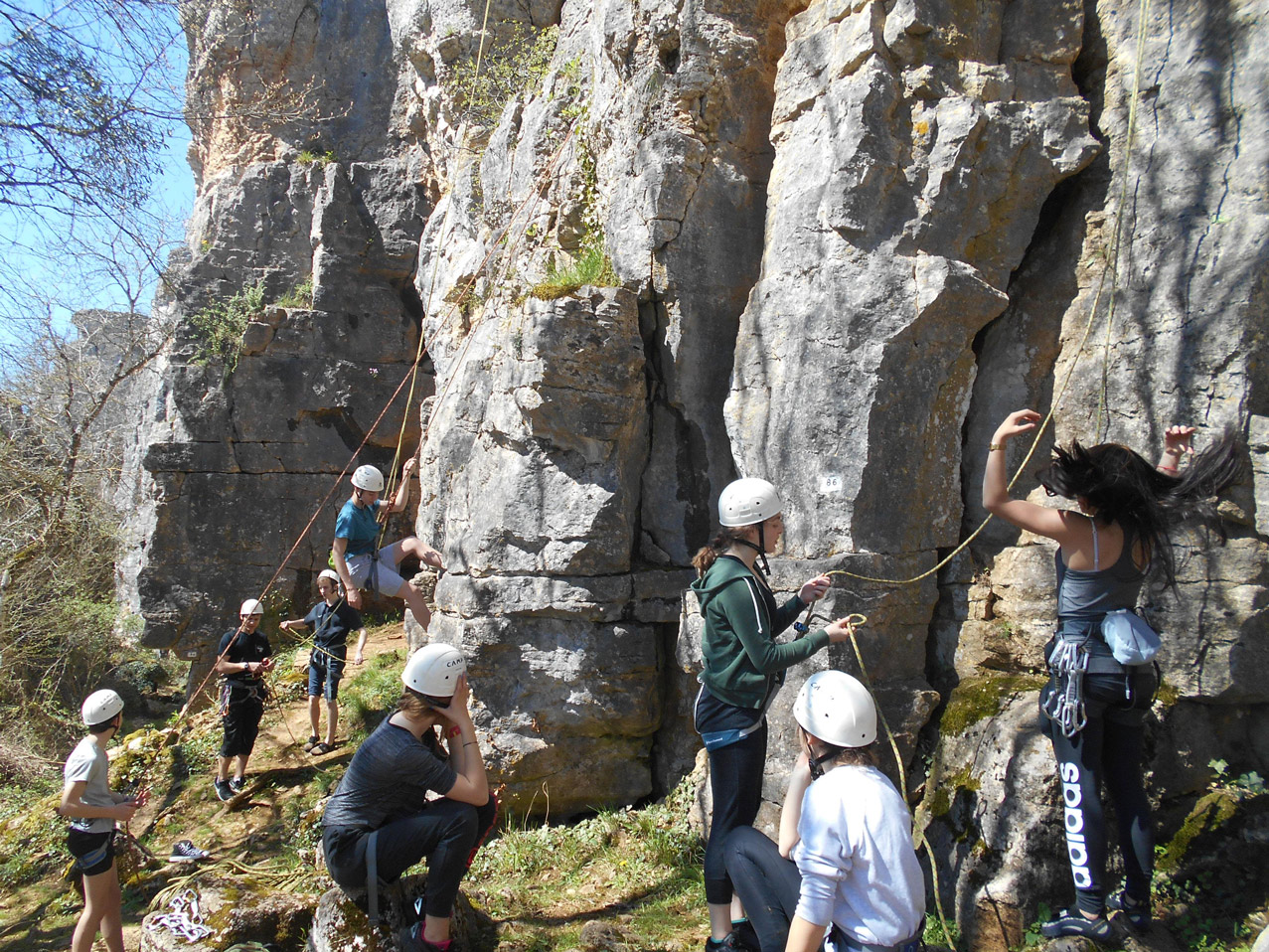 ESCALADE moniteur - initiation en falaise - découverte