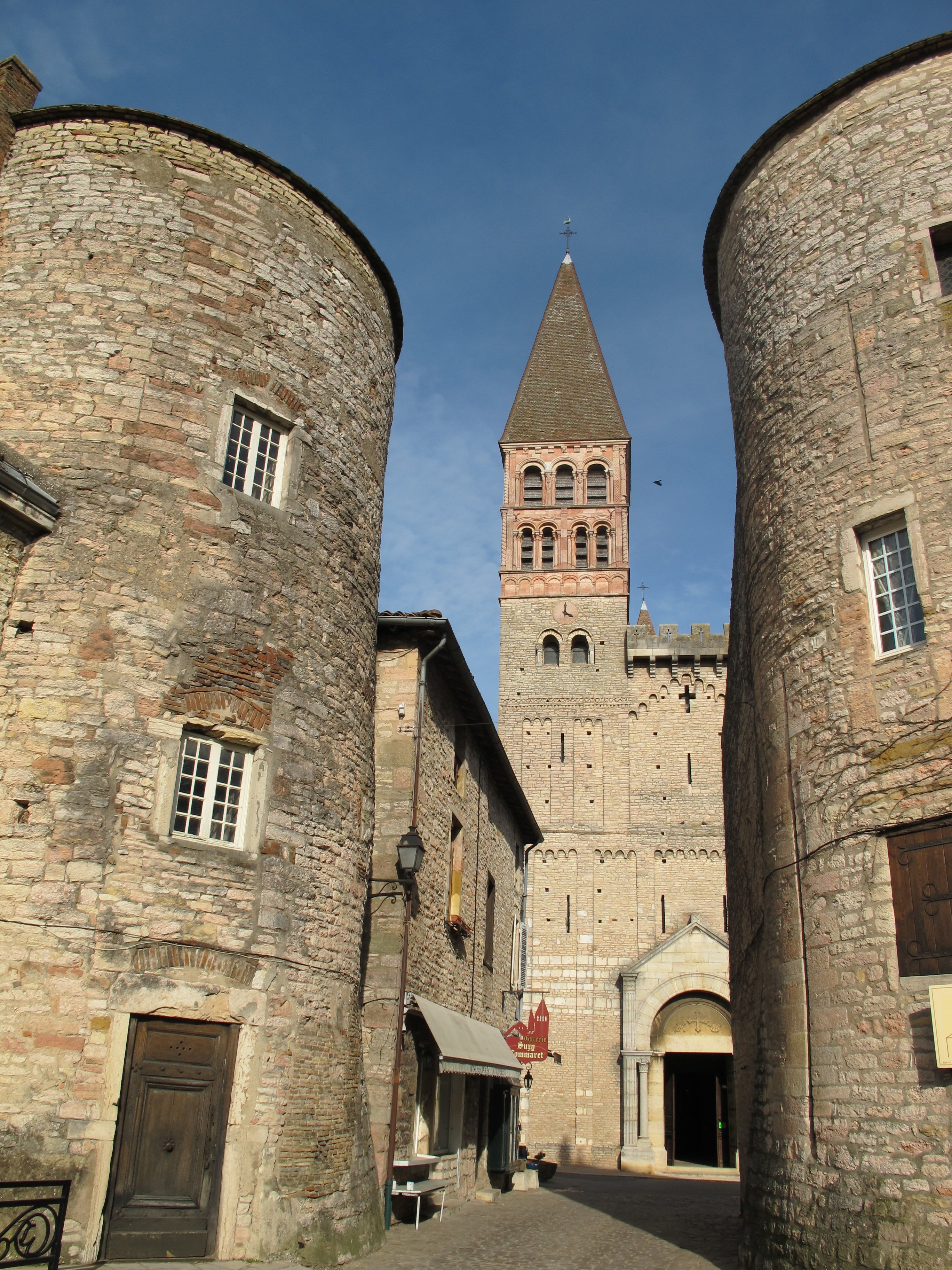 façade abbaye st philibert@OT-tournus