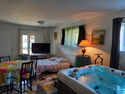 Gîte Jacuzzi de la source - Domaine de Fontenelay