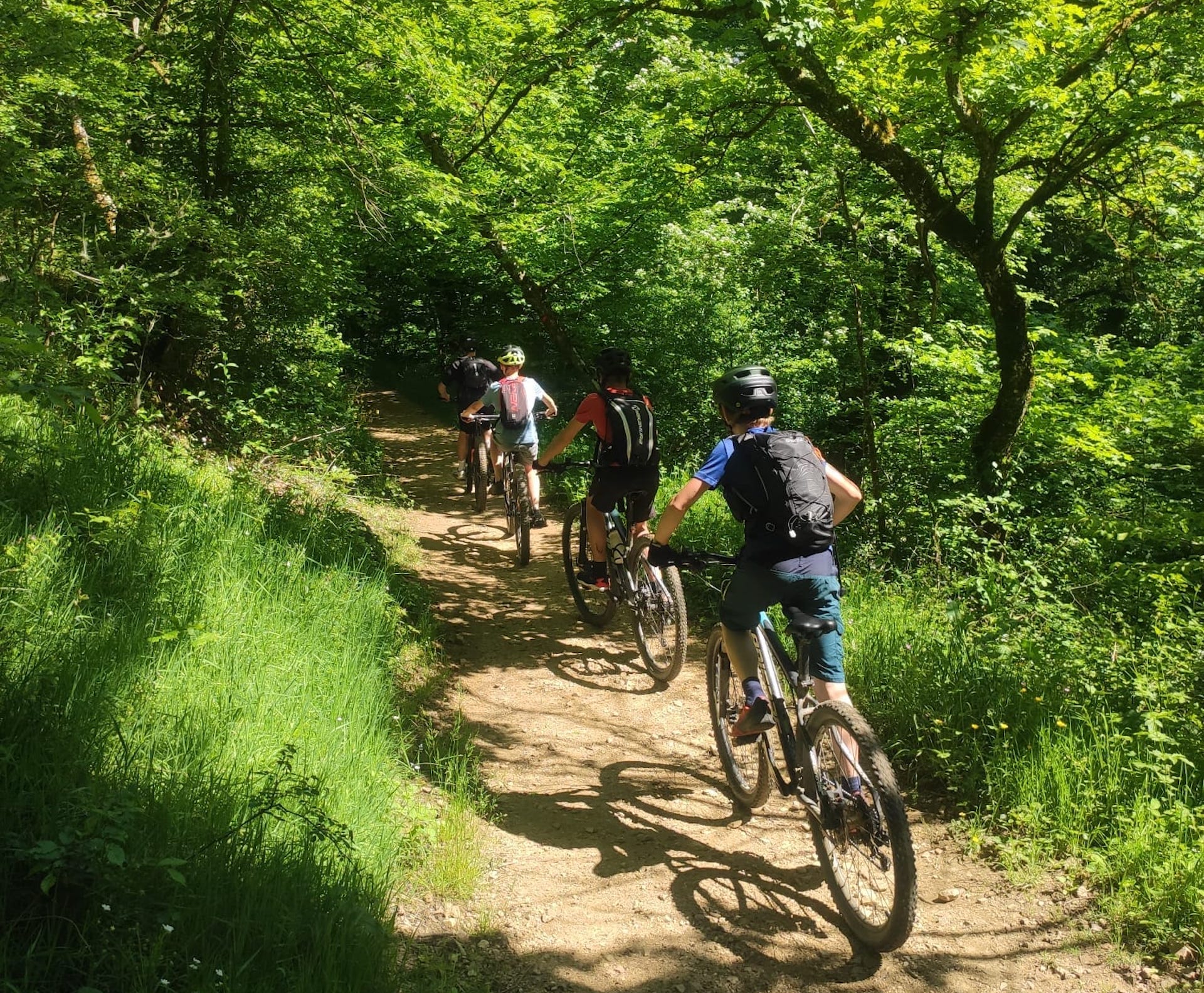 groupe a vtt en mode rando avec moniteur