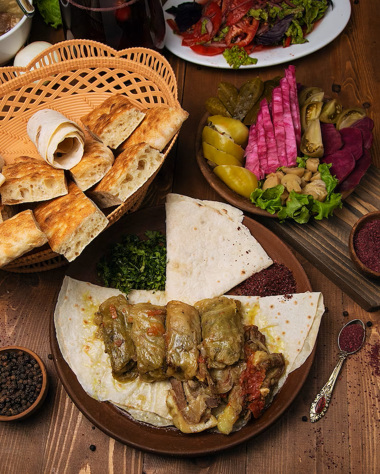 kelem-dolmasi-feuilles-chou-farcies-viande-riz-ra-boeuf-aux-legumes-au-lavash_114579-783