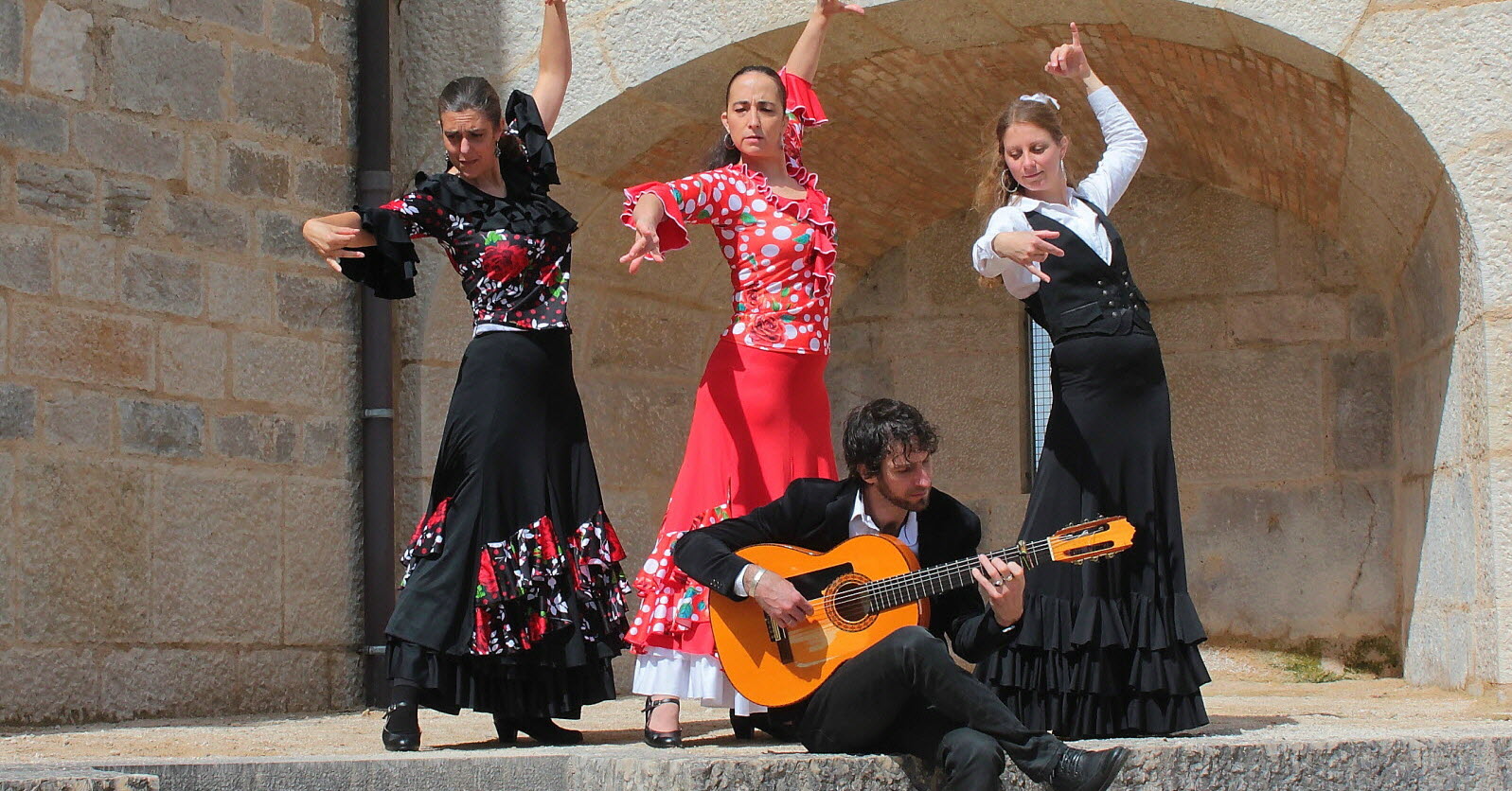 la-compagnie-est-constituee-des-danseuses-albane-mathieu-fuster-laurence-marion-diaz-magalie-journot-et-du-guitariste-sidney-balsalobre-photo-er-1658844473