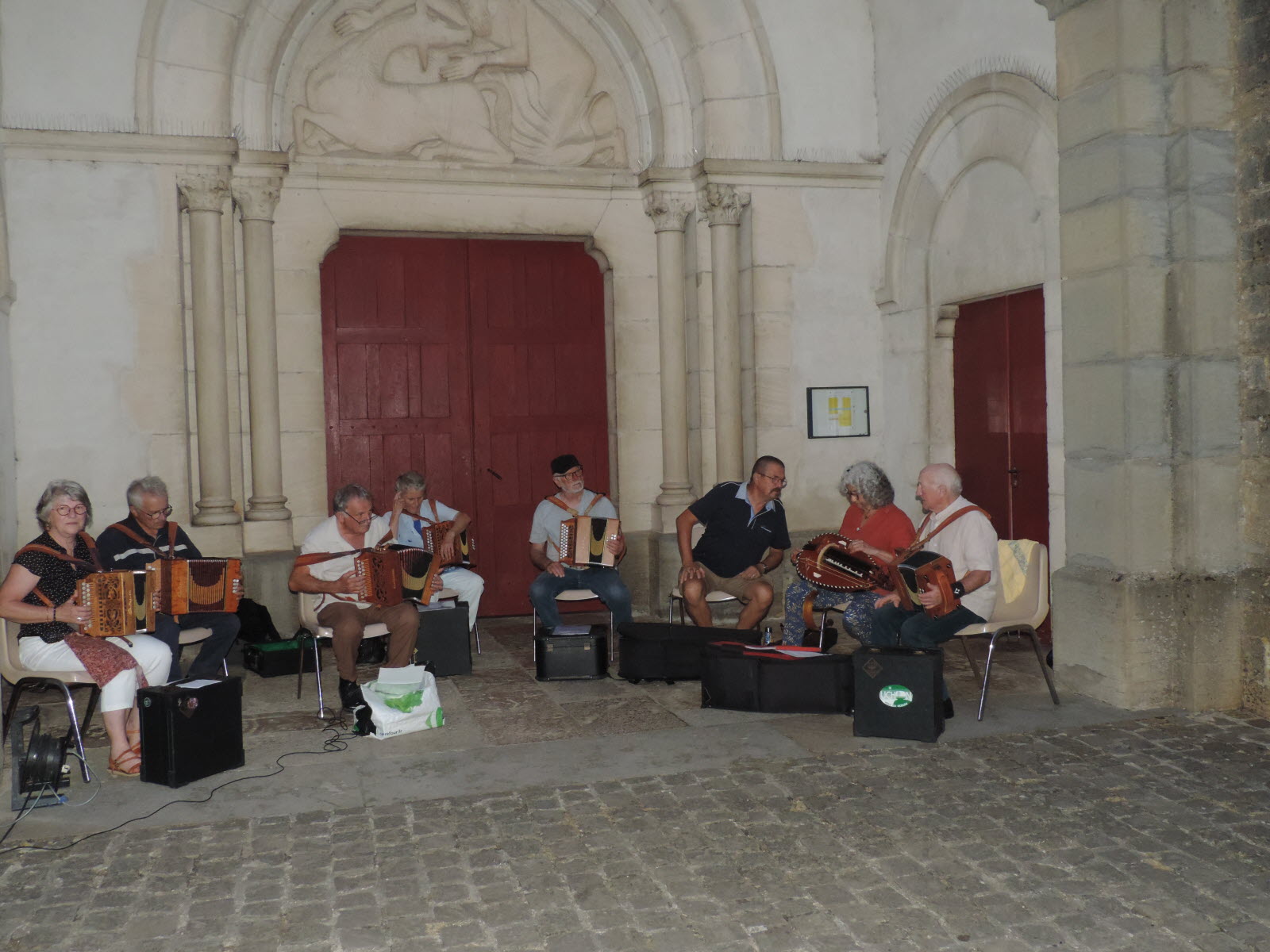 le-groupe-trad-en-l-air-devant-le-parvis-de-l-eglise-photo-isabelle-jorland-1723136164
