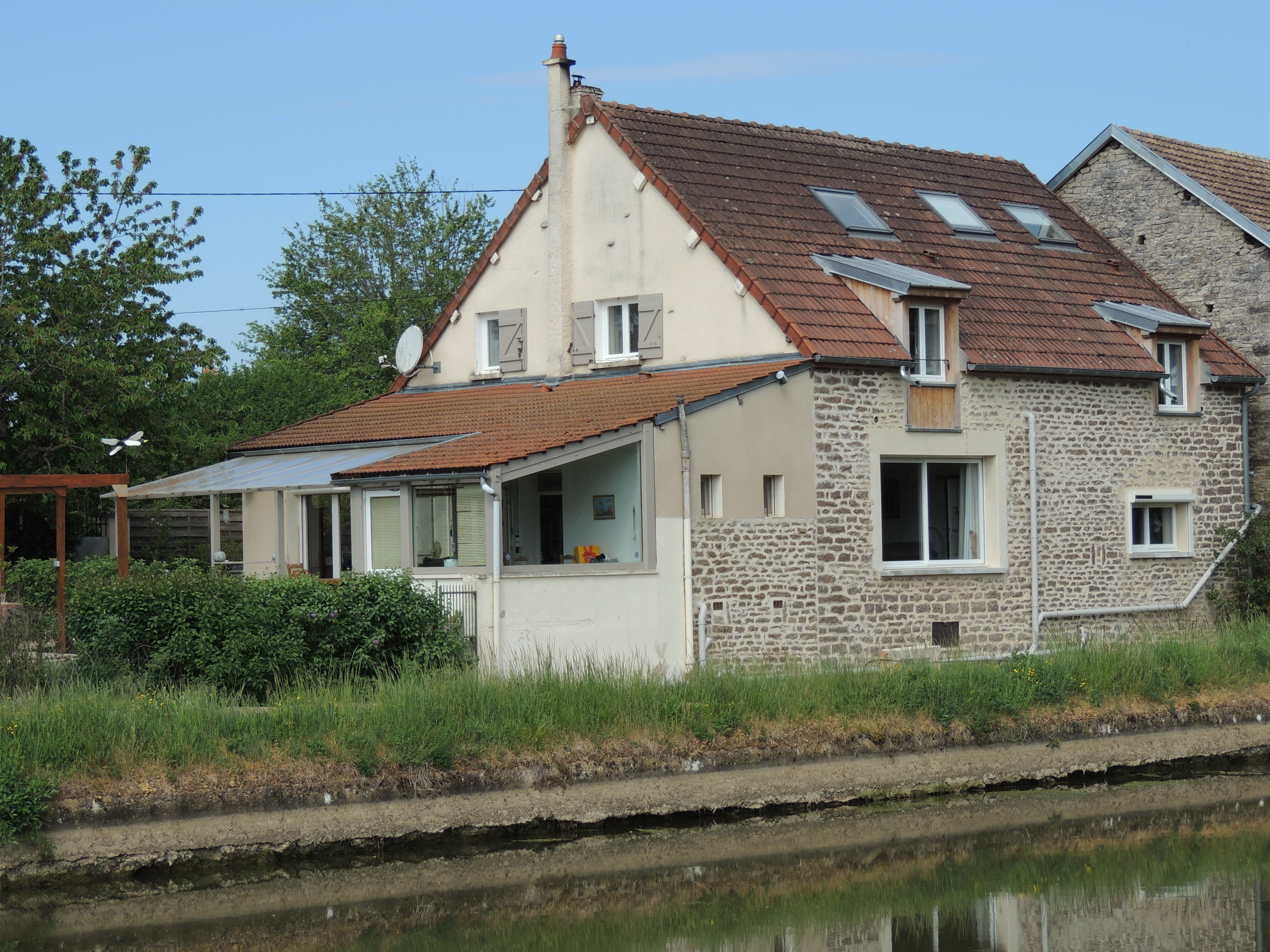 Chambres d'Hôtes Au bord du Canal - Jacoba Lagerburg, chambre d'hôtes à Vandenesse-en-Auxois