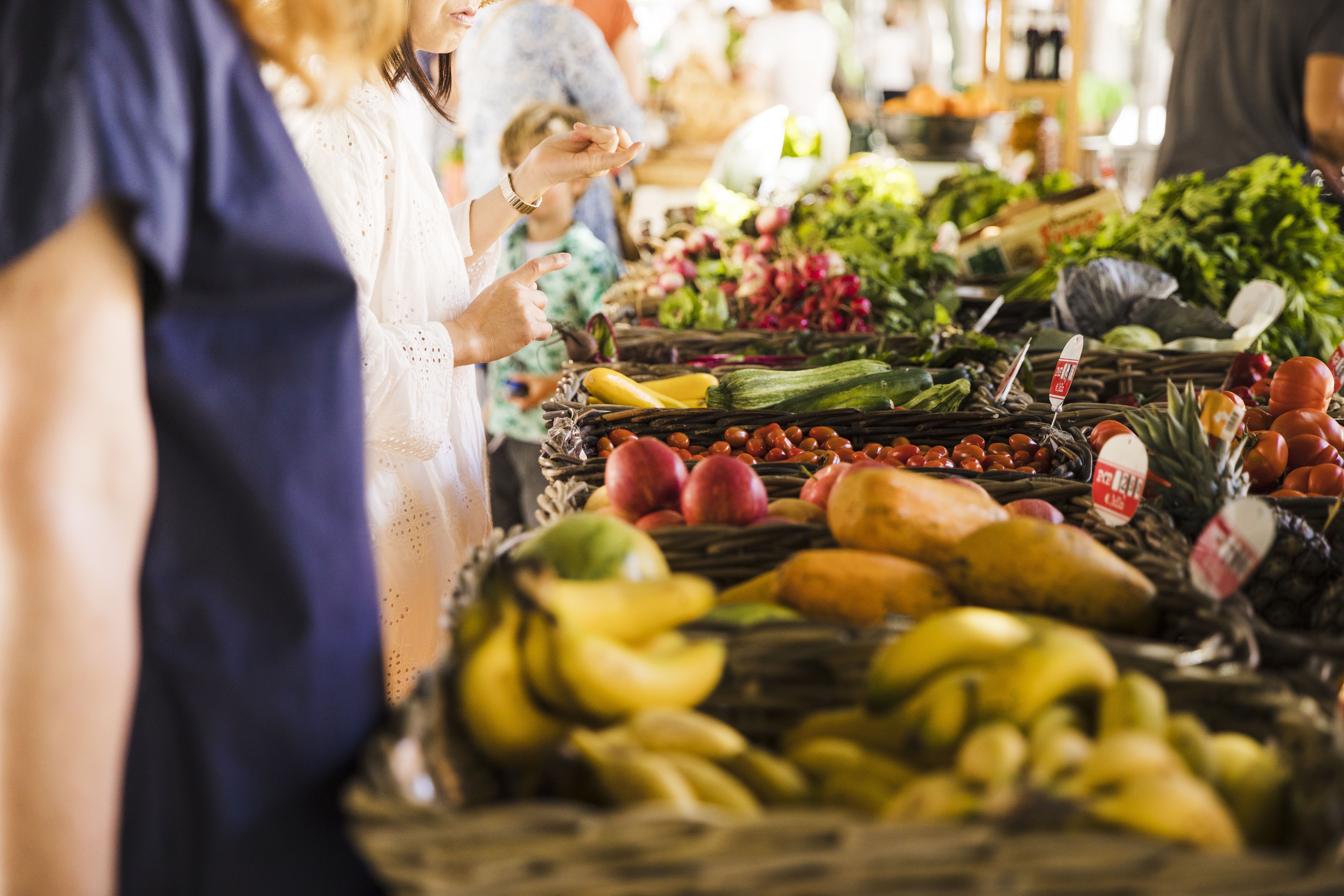 marché freepik people-buying-vegetable-stall-market