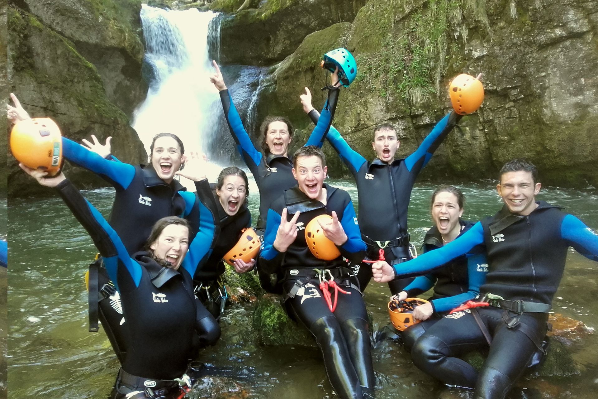 JM et NL / Compression photo web en paysage - commercialisation - noa_guides_canyoning_sortie_cascade