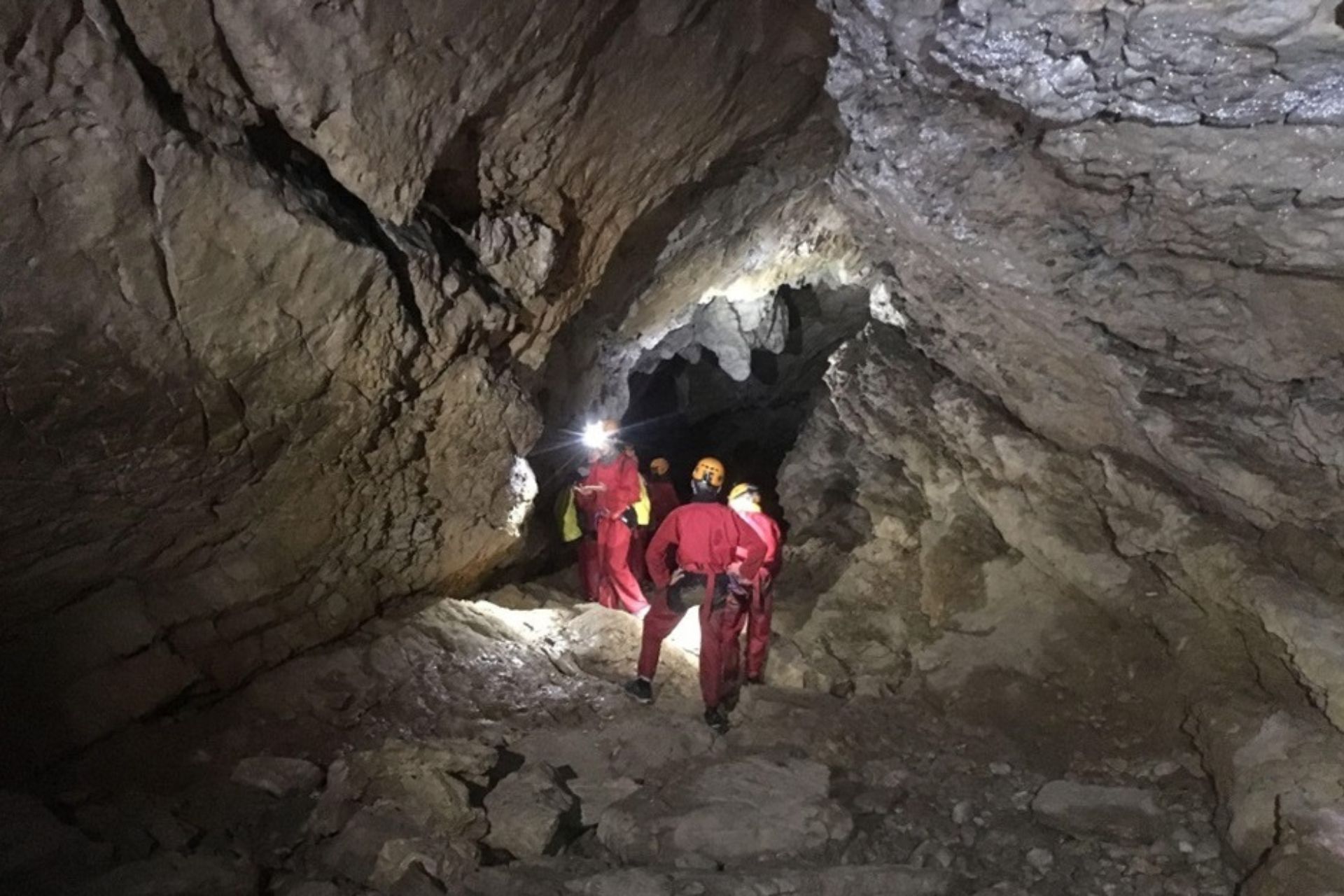 JM et NL / Compression photo web en paysage - commercialisation - noa_guides_speleologie_grotte_exploration