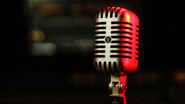 old-microphone-6279517_640