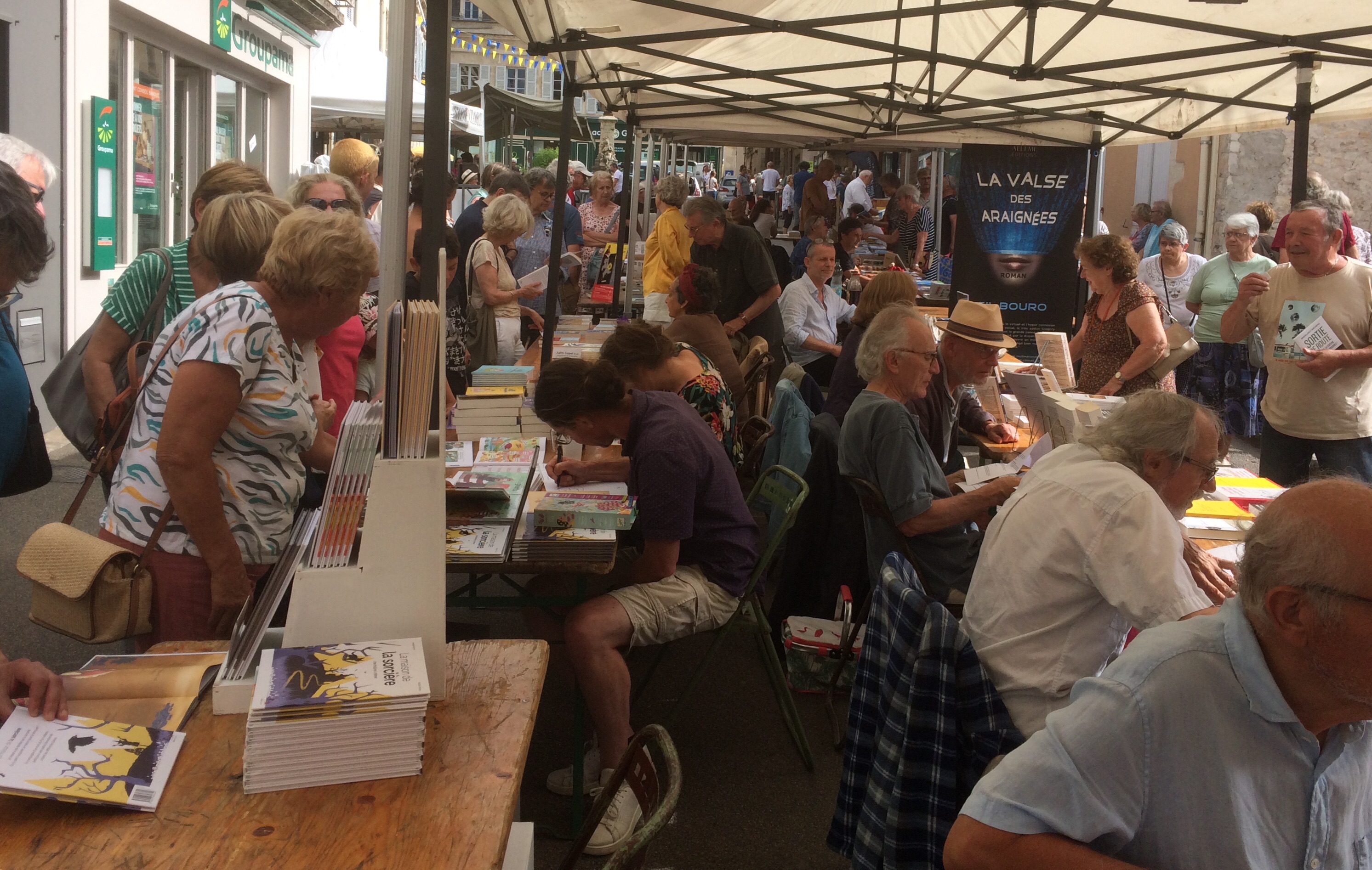 Les livres envahissent le Grand Marché à Clamecy