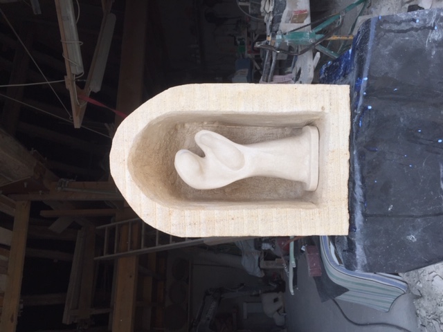 sculpture_pierre_main_niche_exposition