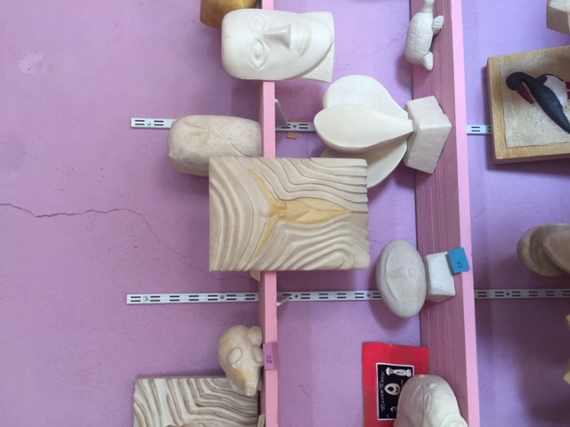 sculpture_pierre_visage_cochon_venus_exposition_oiseau