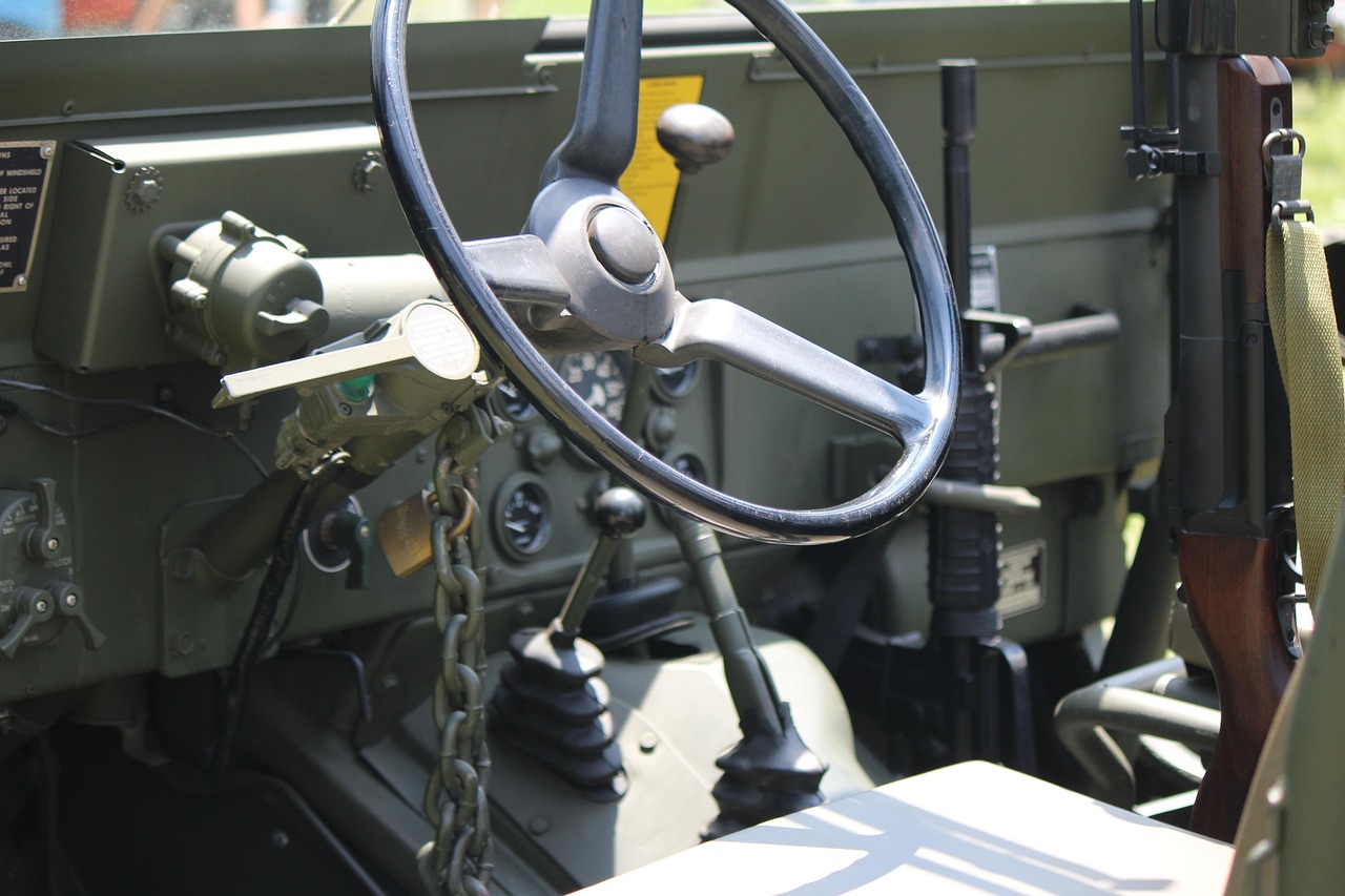 Défilé de voitures militaires d’époque