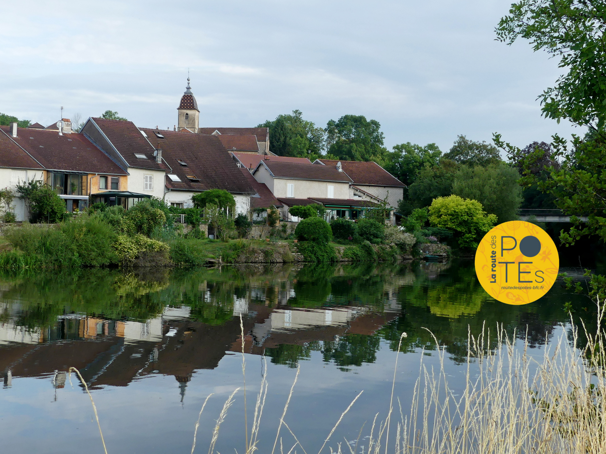 le village vu des rives de la Saône