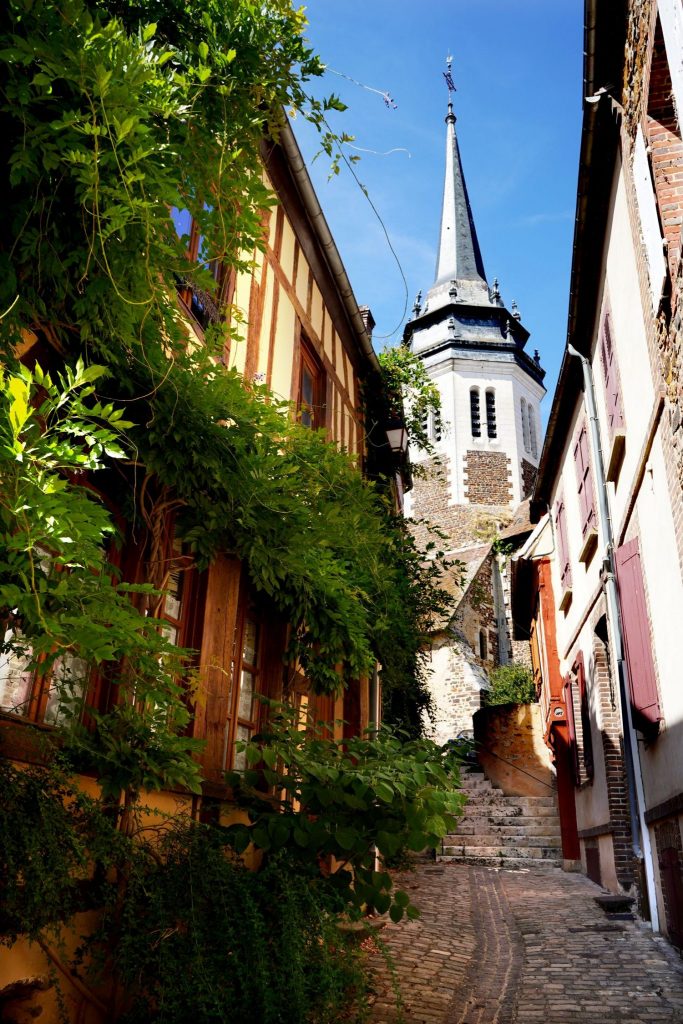 Des ruelles pavées de Toucy aux trognes du Bois des Quatre Francs