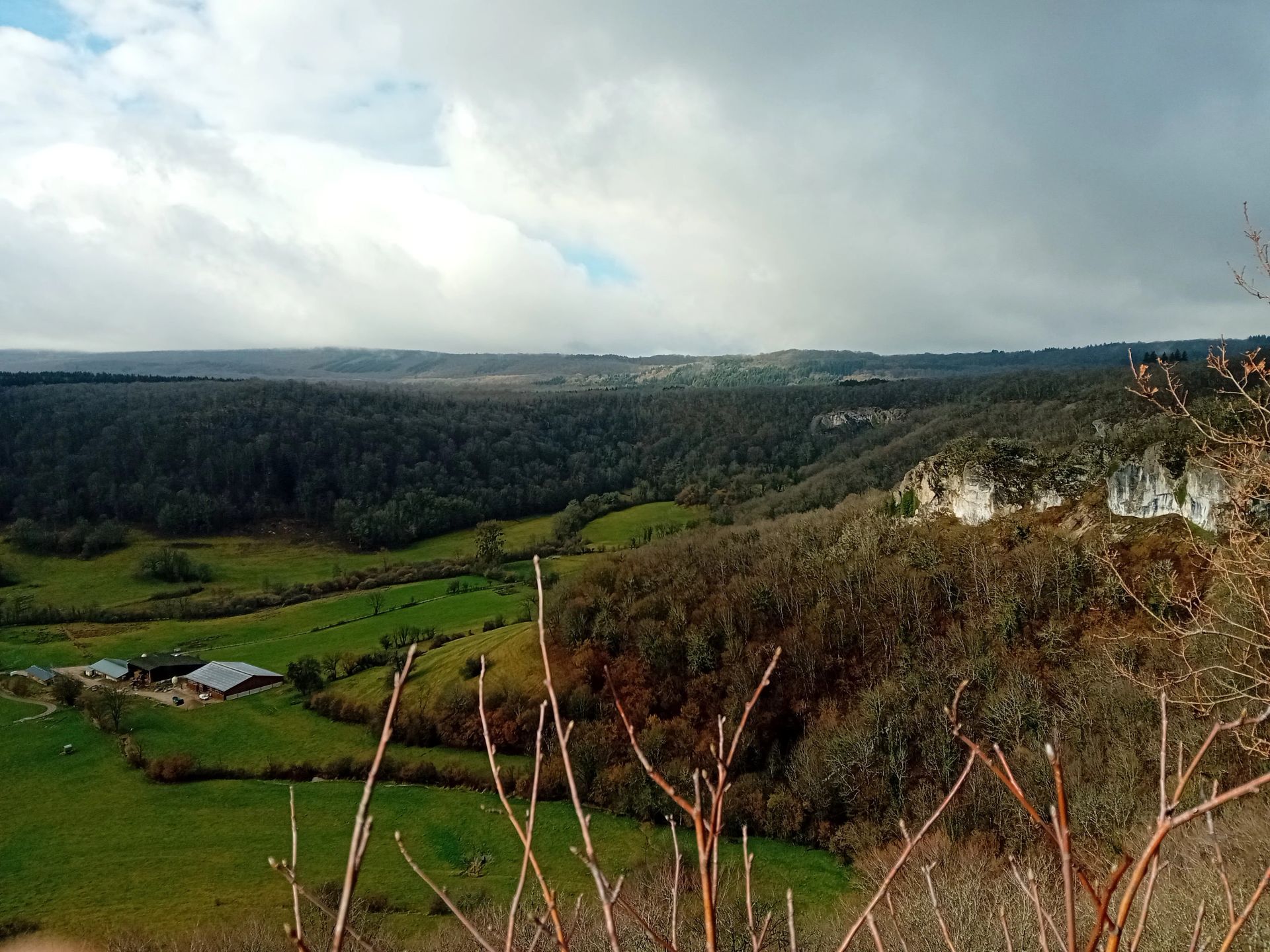 vue depuis les falaises Cussey-sur-Lison © Marie Pezzoli OT Destination loue Lison